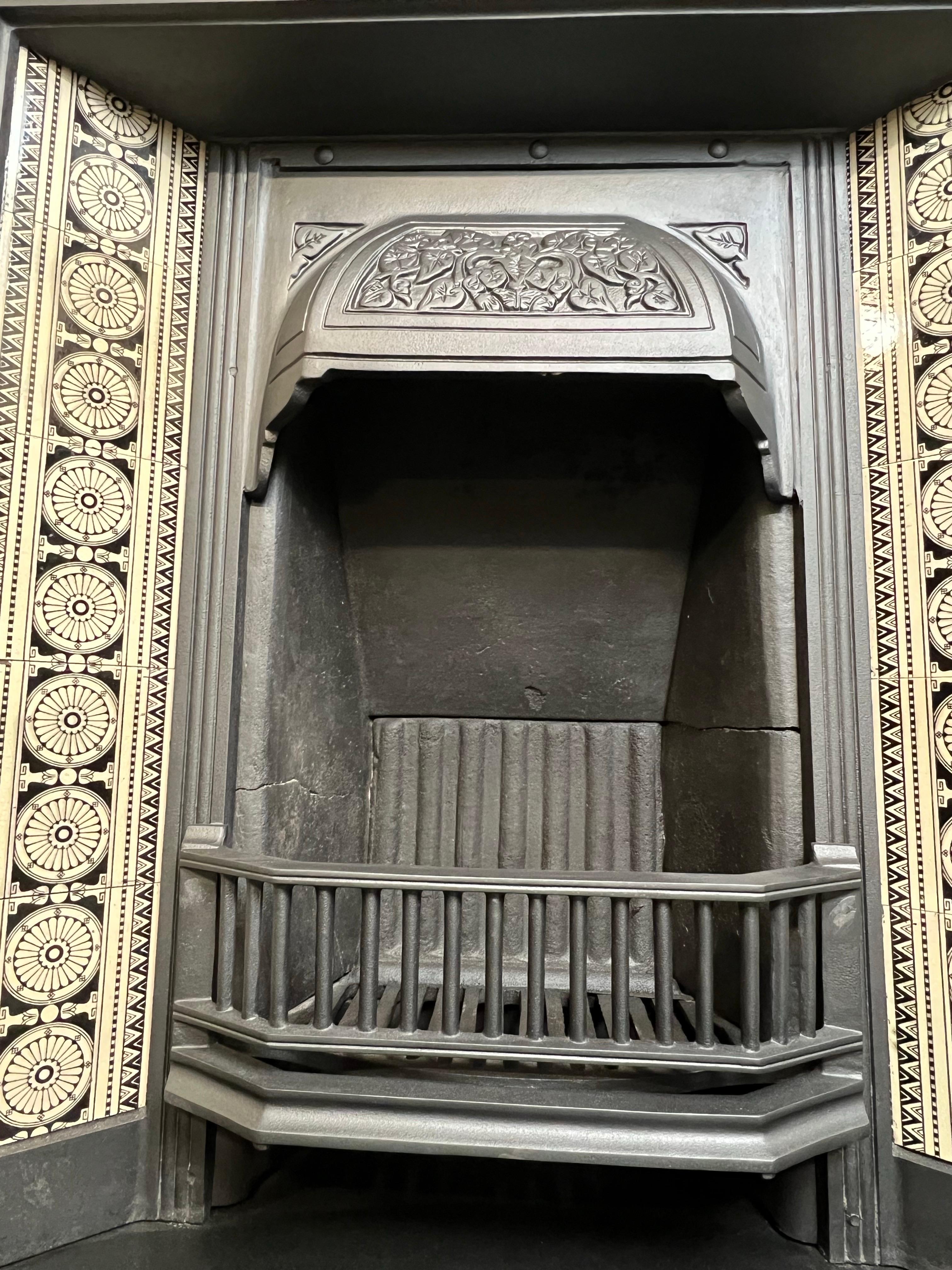 19th Century Cast Iron Tiled Fireplace Insert For Sale 7