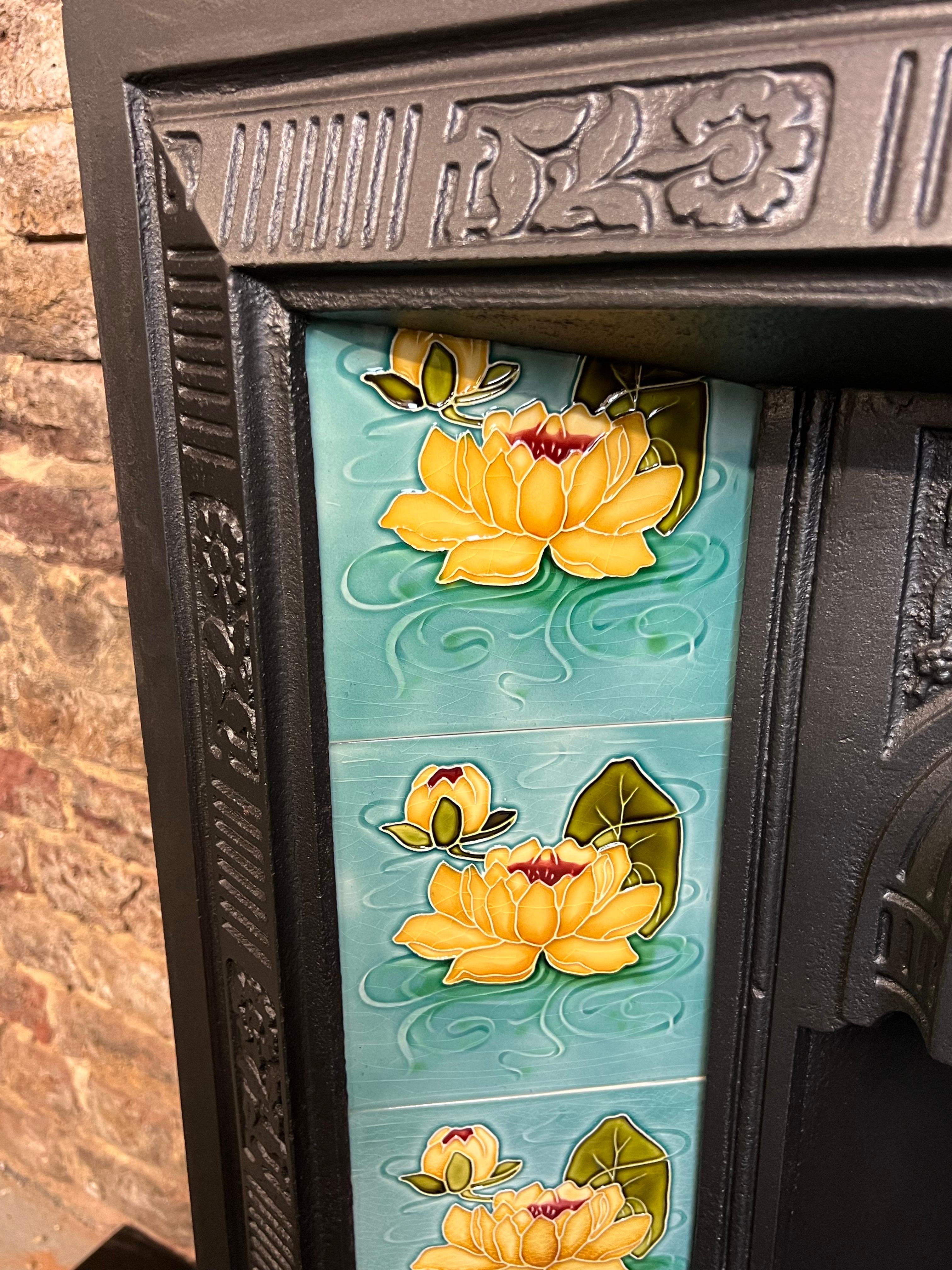 Chimenea de hierro fundido del siglo XIX.
Chimenea original victoriana de fabricación inglesa.
Con azulejos de cerámica pintados a mano de color azul Waterlilly.
Recientemente rescatada de una casa de la ciudad de Londres.
Acabado ennegrecido con