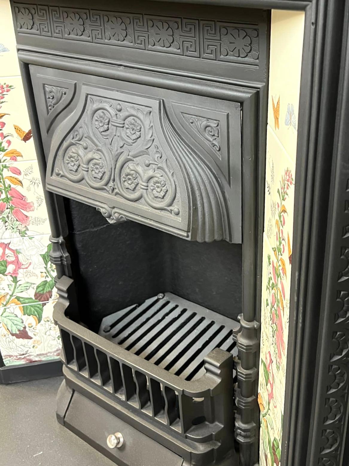 English 19th Century Cast Iron Tiled Fireplace Insert 