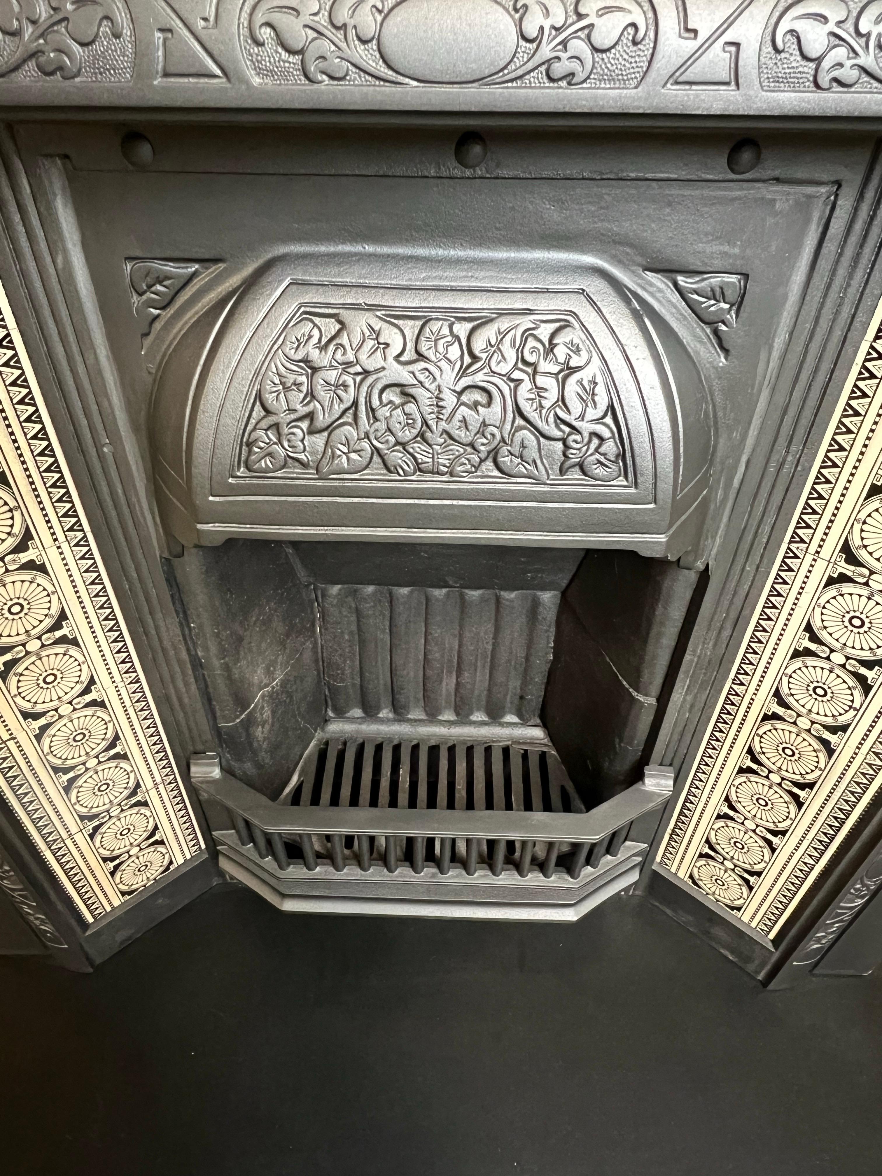 19th Century Cast Iron Tiled Fireplace Insert In Good Condition For Sale In London, GB