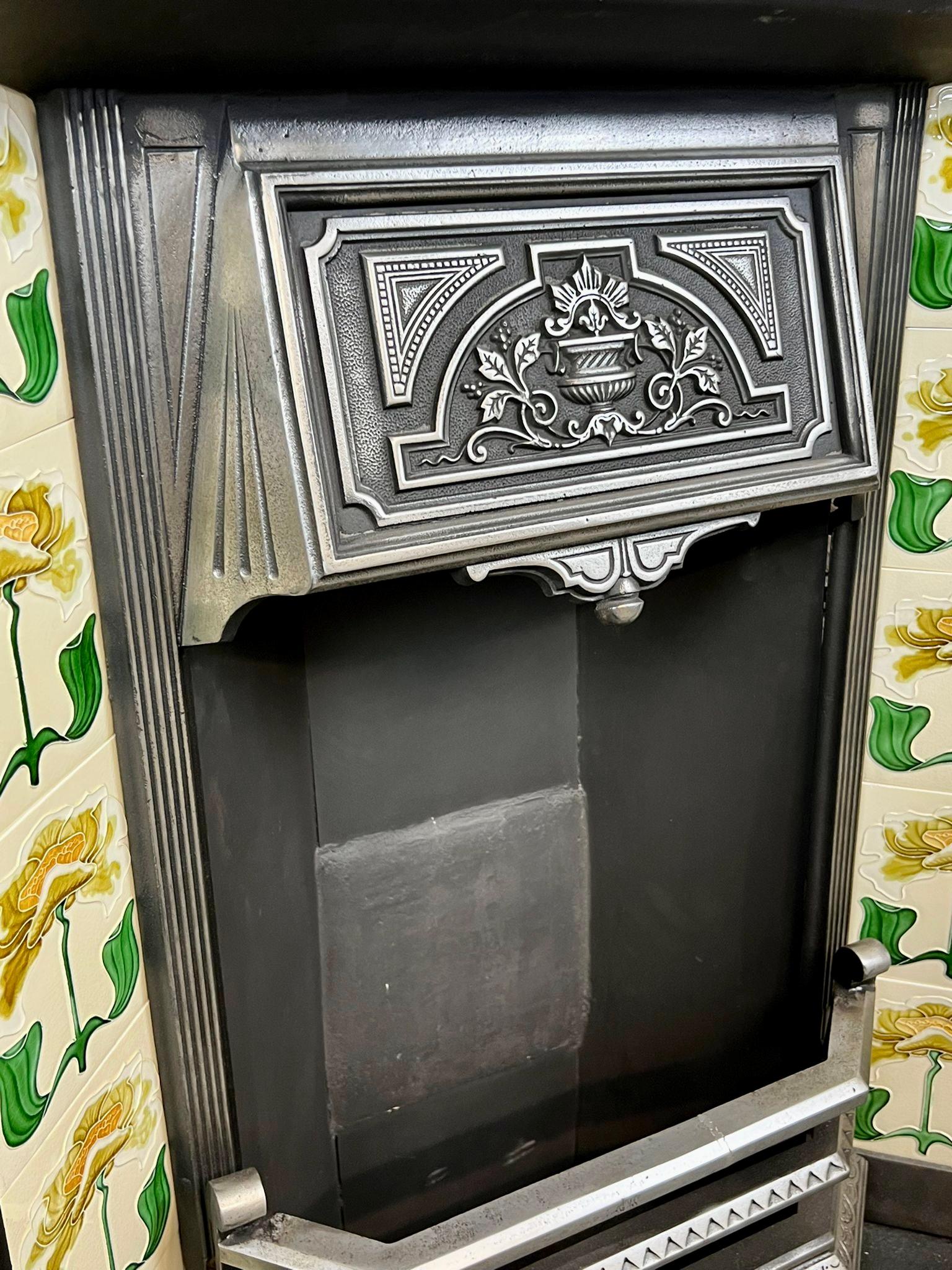 19th Century Cast Iron Tiled Fireplace Insert In Good Condition For Sale In London, GB