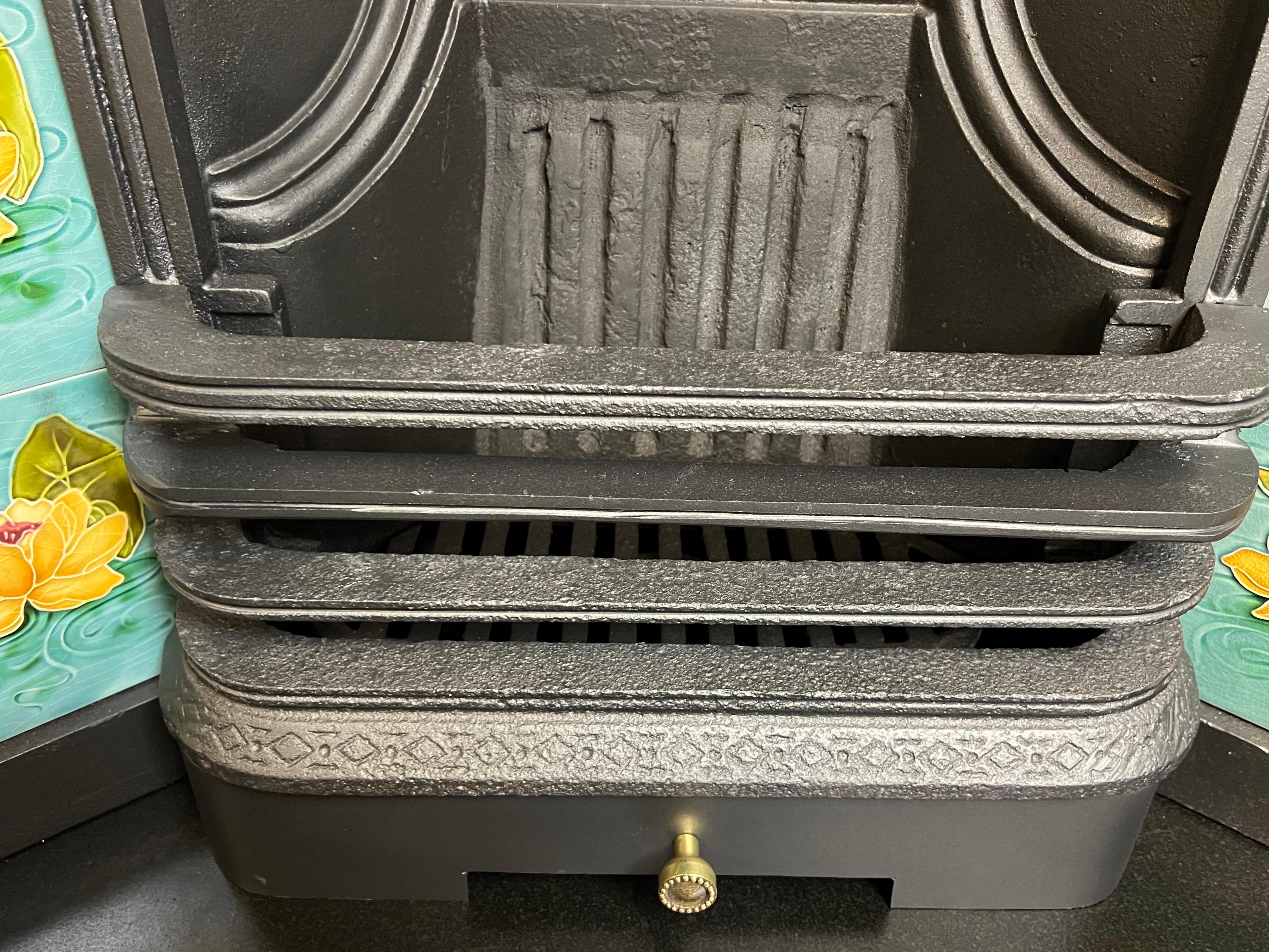 Chimenea de hierro fundido del siglo XIX Cerámico en venta