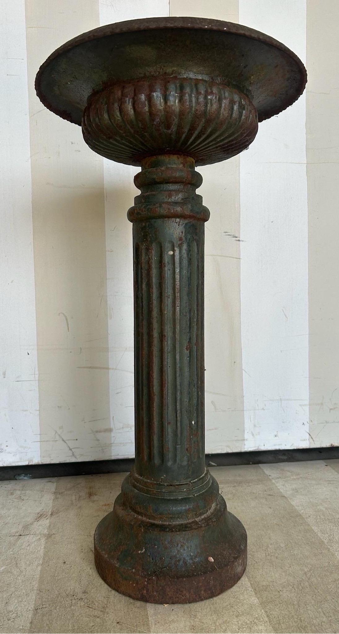 Ferro Urna in ghisa del XIX secolo su piedistallo con vernice verde originale in vendita
