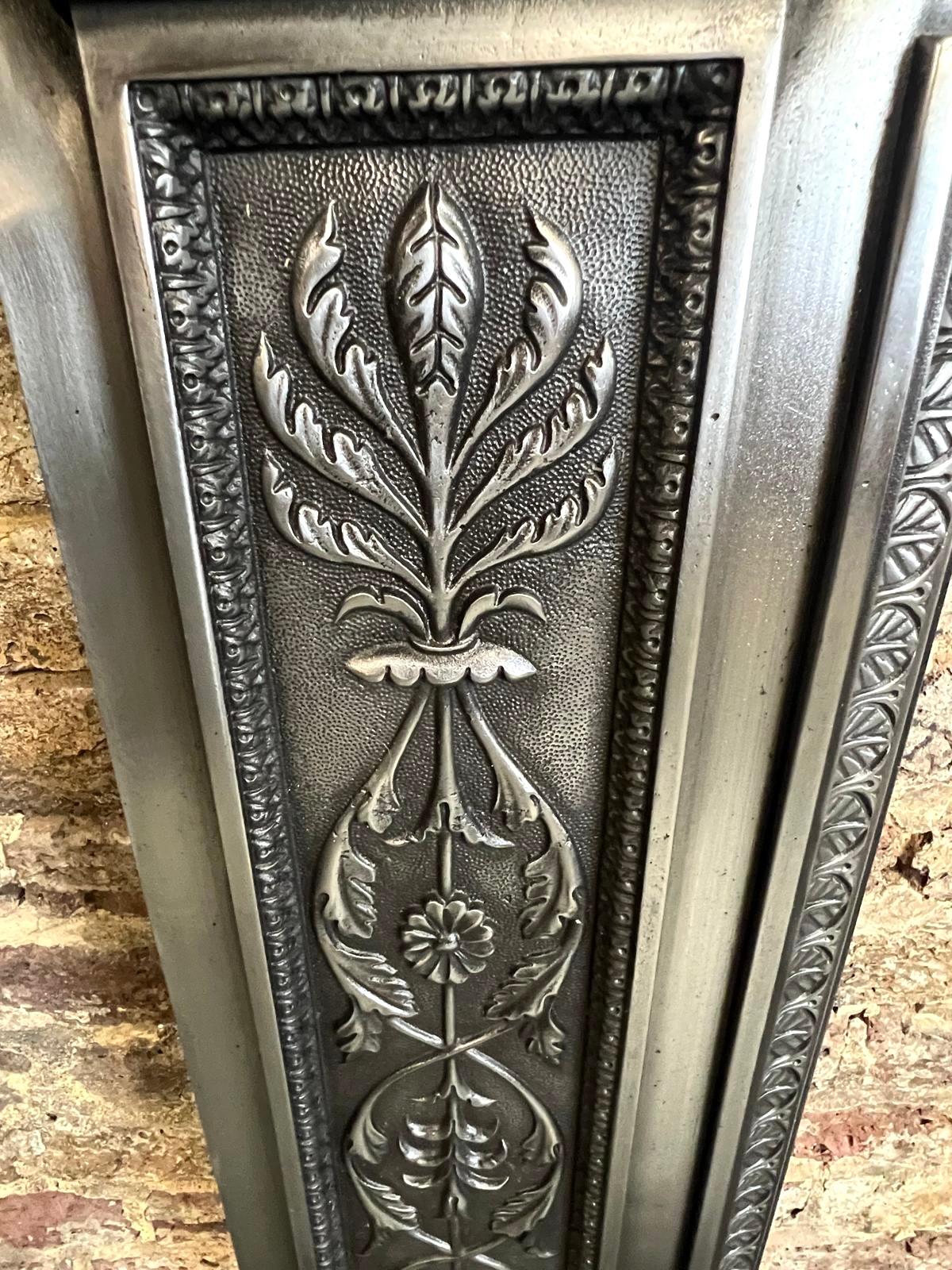 Entourage de cheminée en fonte du 19e siècle, de style victorien, à l'aspect brûlé en vente 4