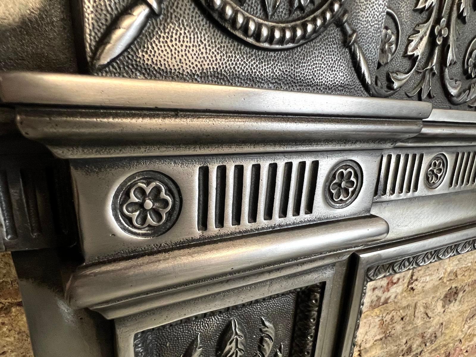 Entourage de cheminée en fonte du 19e siècle, de style victorien, à l'aspect brûlé en vente 5