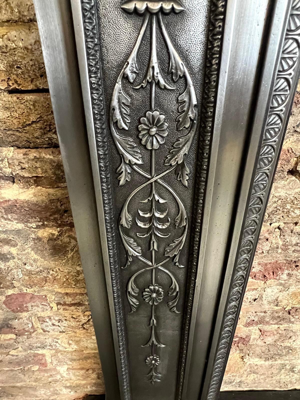 Entourage de cheminée en fonte du 19e siècle, de style victorien, à l'aspect brûlé en vente 6