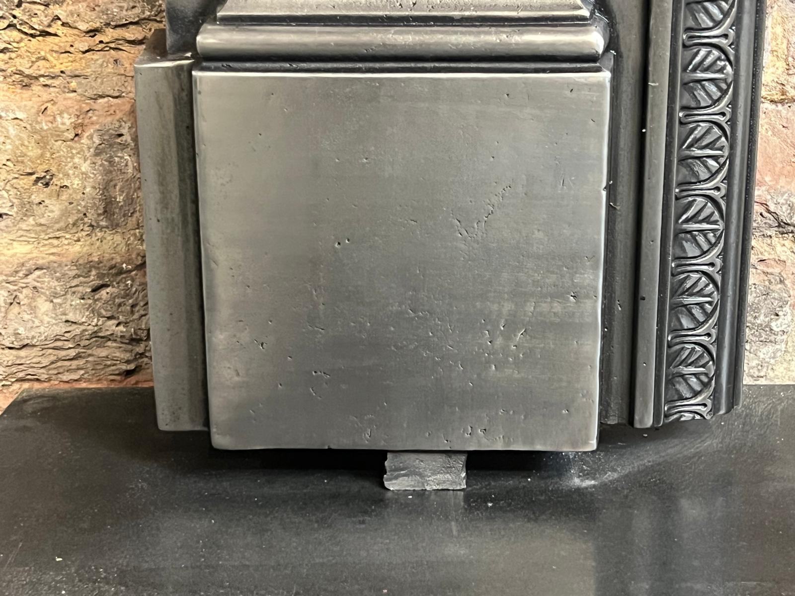 Entourage de cheminée en fonte du 19e siècle, de style victorien, à l'aspect brûlé en vente 8