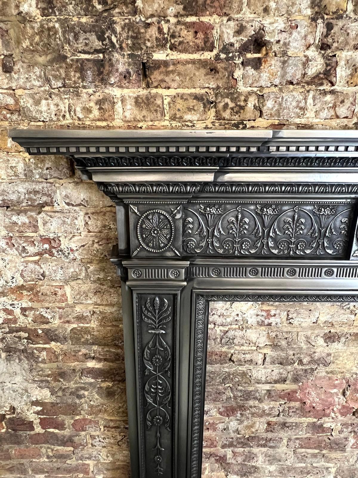 Victorien Entourage de cheminée en fonte du 19e siècle, de style victorien, à l'aspect brûlé en vente