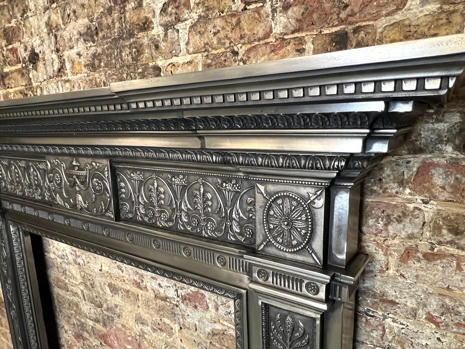 Moulage Entourage de cheminée en fonte du 19e siècle, de style victorien, à l'aspect brûlé en vente