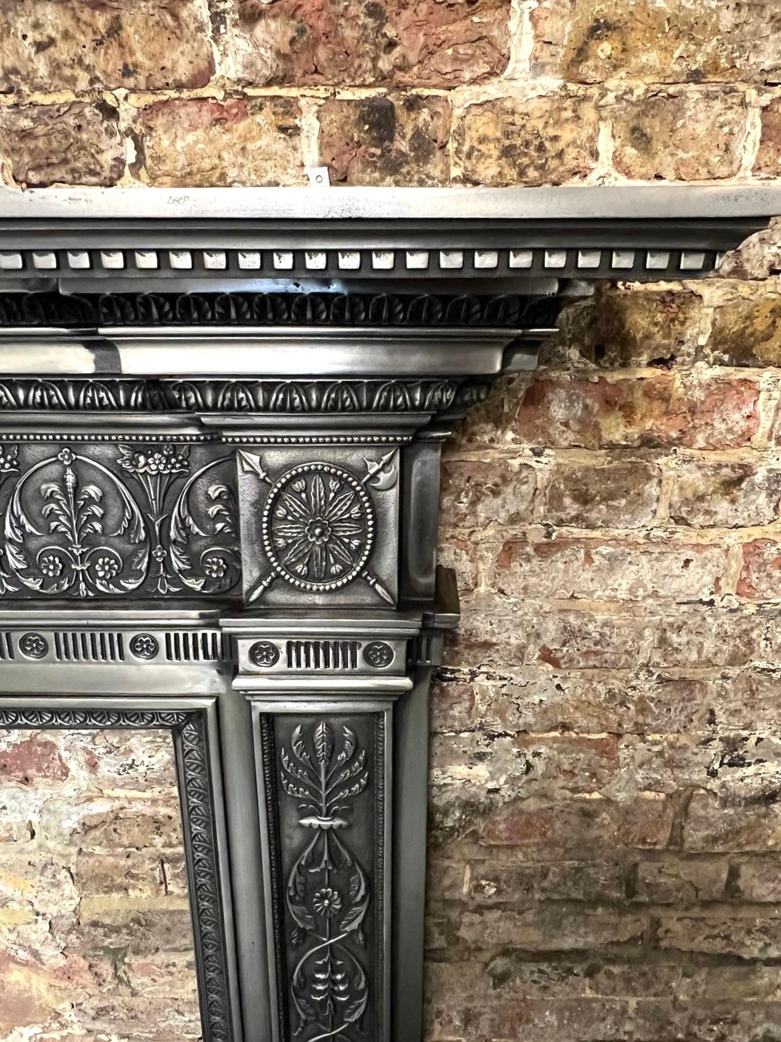 Entourage de cheminée en fonte du 19e siècle, de style victorien, à l'aspect brûlé Bon état - En vente à London, GB