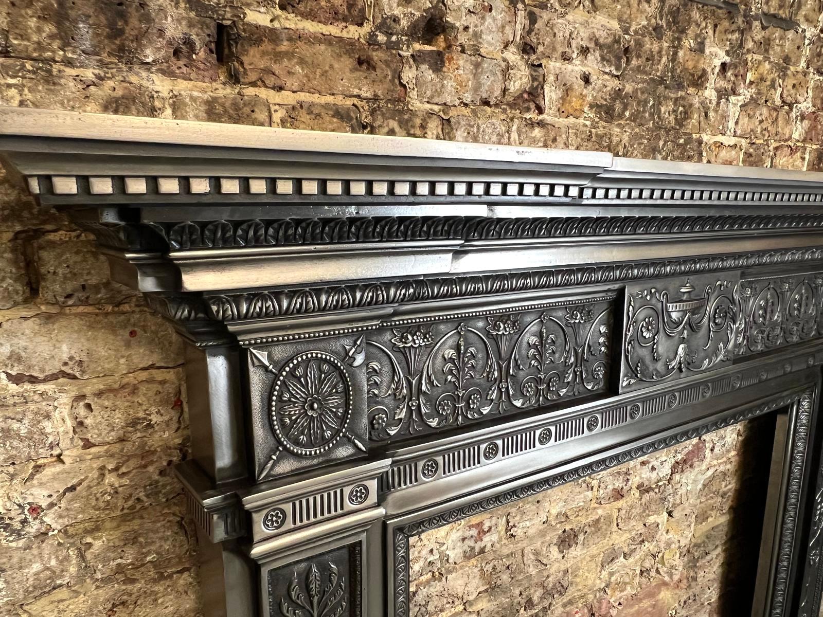 XIXe siècle Entourage de cheminée en fonte du 19e siècle, de style victorien, à l'aspect brûlé en vente