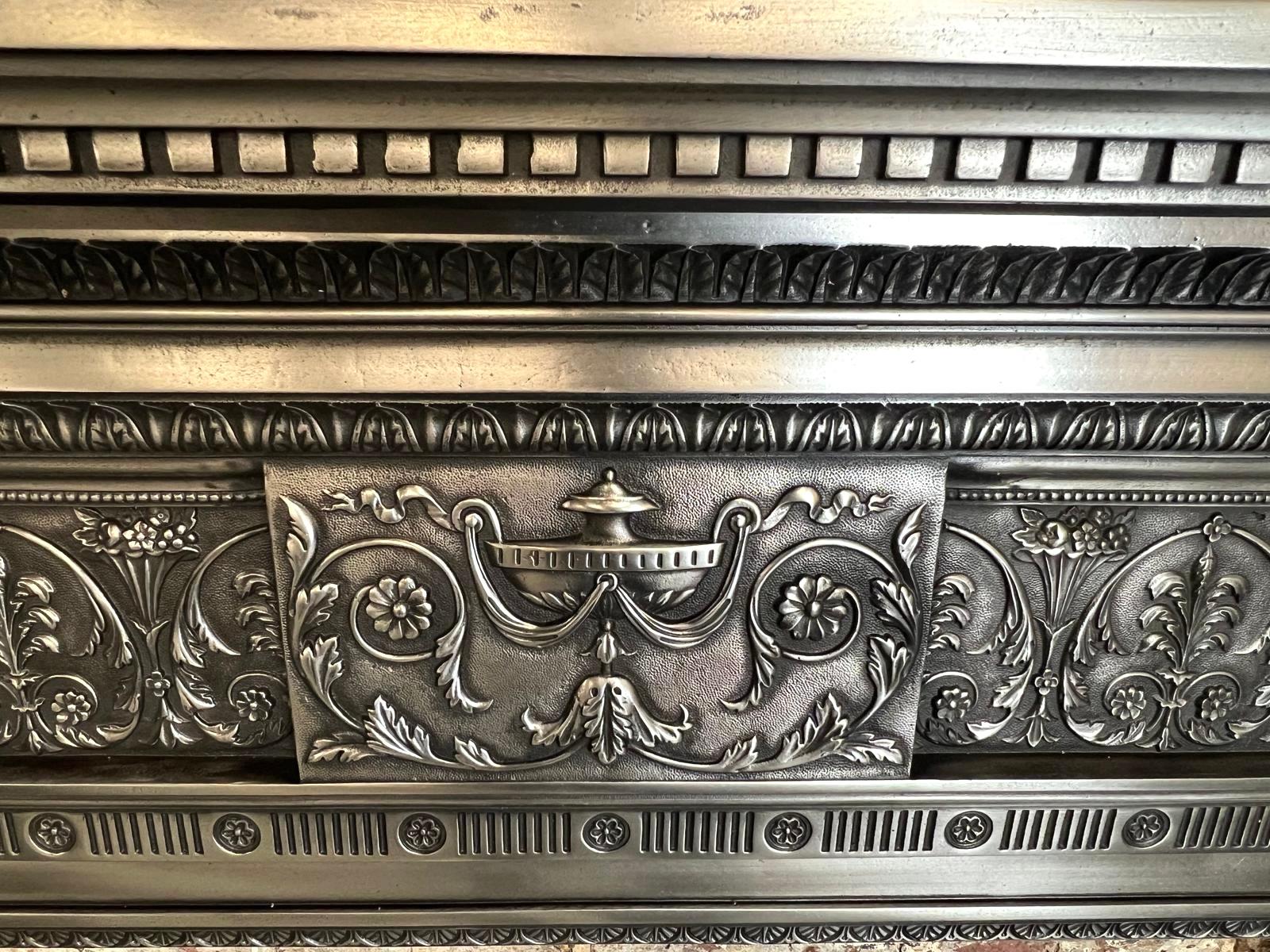 Fer Entourage de cheminée en fonte du 19e siècle, de style victorien, à l'aspect brûlé en vente