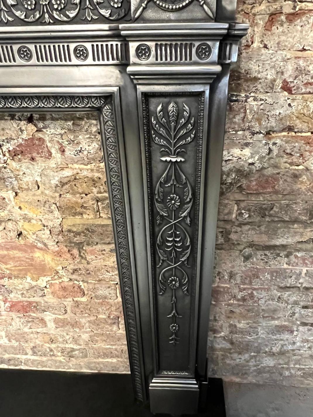 Entourage de cheminée en fonte du 19e siècle, de style victorien, à l'aspect brûlé en vente 1