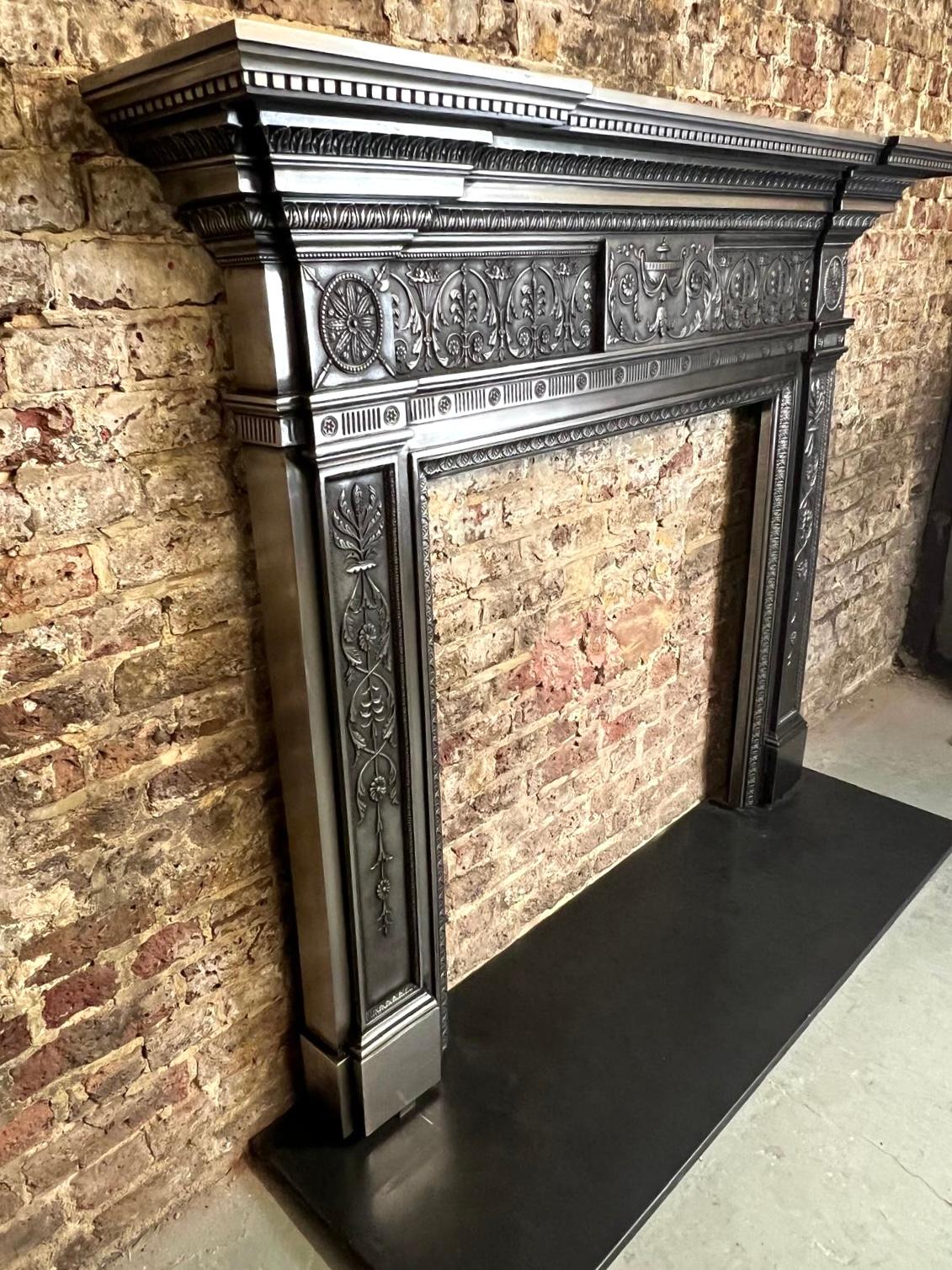 Entourage de cheminée en fonte du 19e siècle, de style victorien, à l'aspect brûlé en vente 2