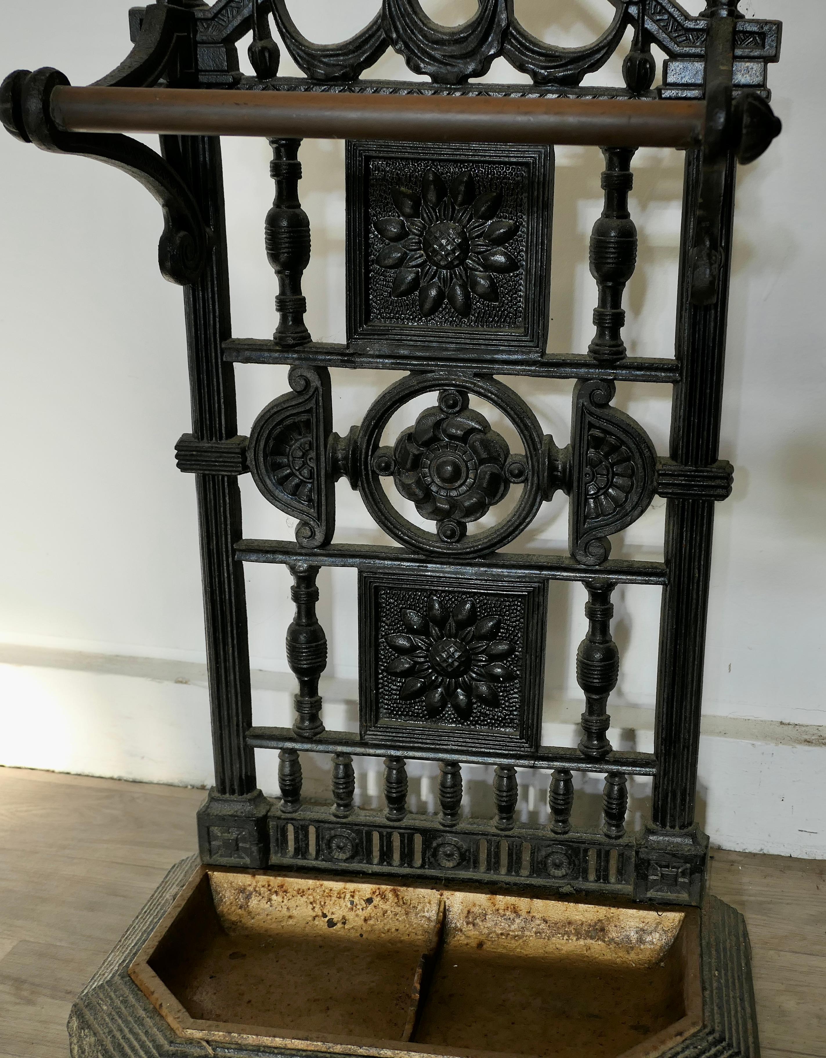 Inizio XX secolo XIX secolo Cast  Porta bastone o porta ombrello in ferro  Un pezzo incantevole in vendita