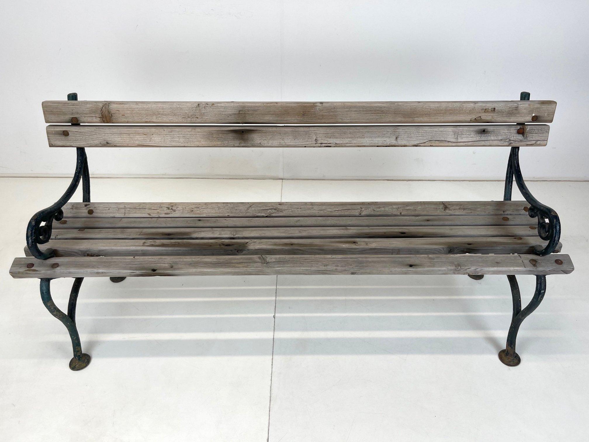 Banco de hierro fundido y madera del siglo XIX en Bueno estado para la venta en Praha, CZ