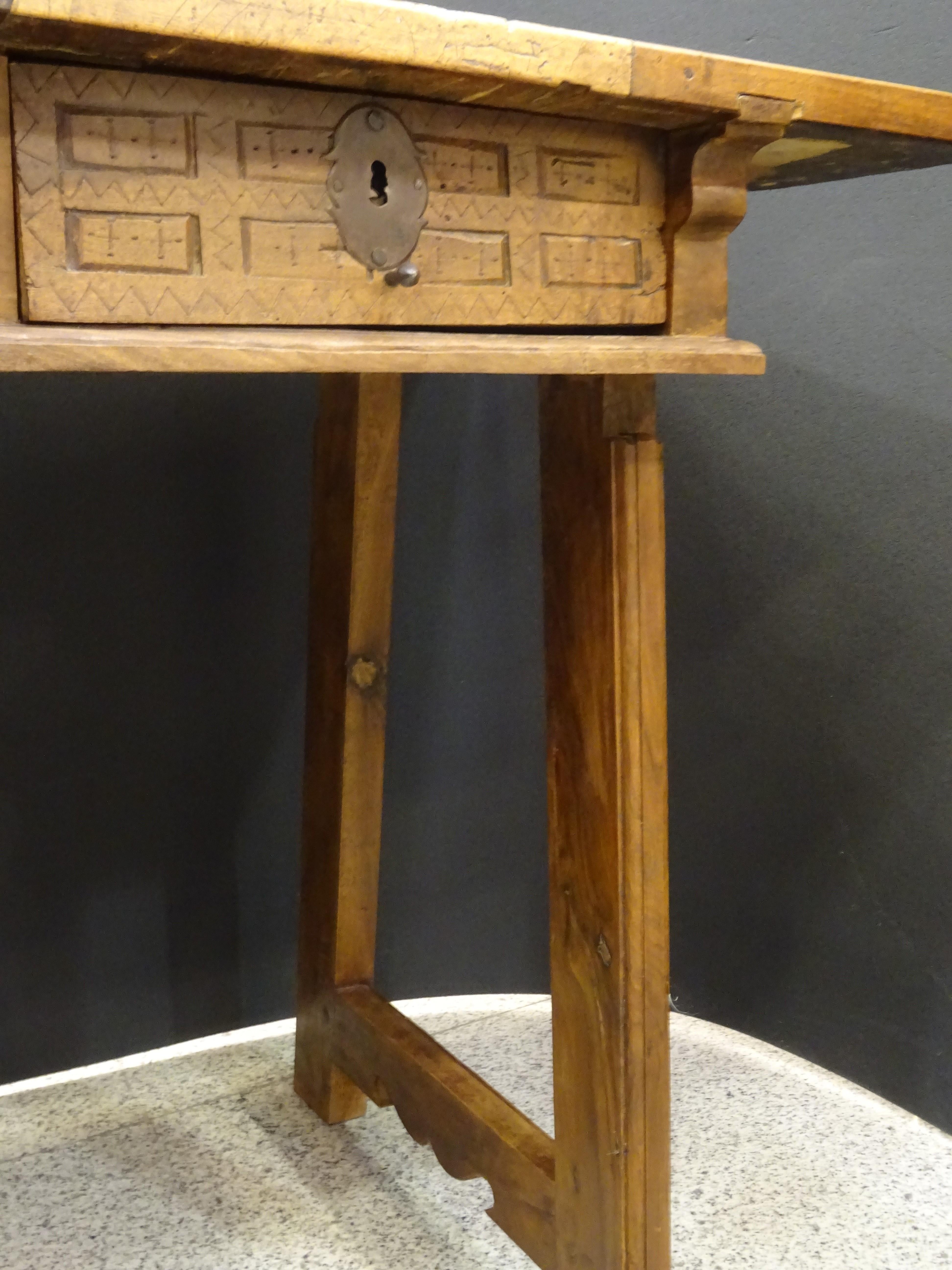 19th  Castilian Spanish  Table Walnut Wood and  Wrought Iron Keyhole  In Good Condition In Valladolid, ES