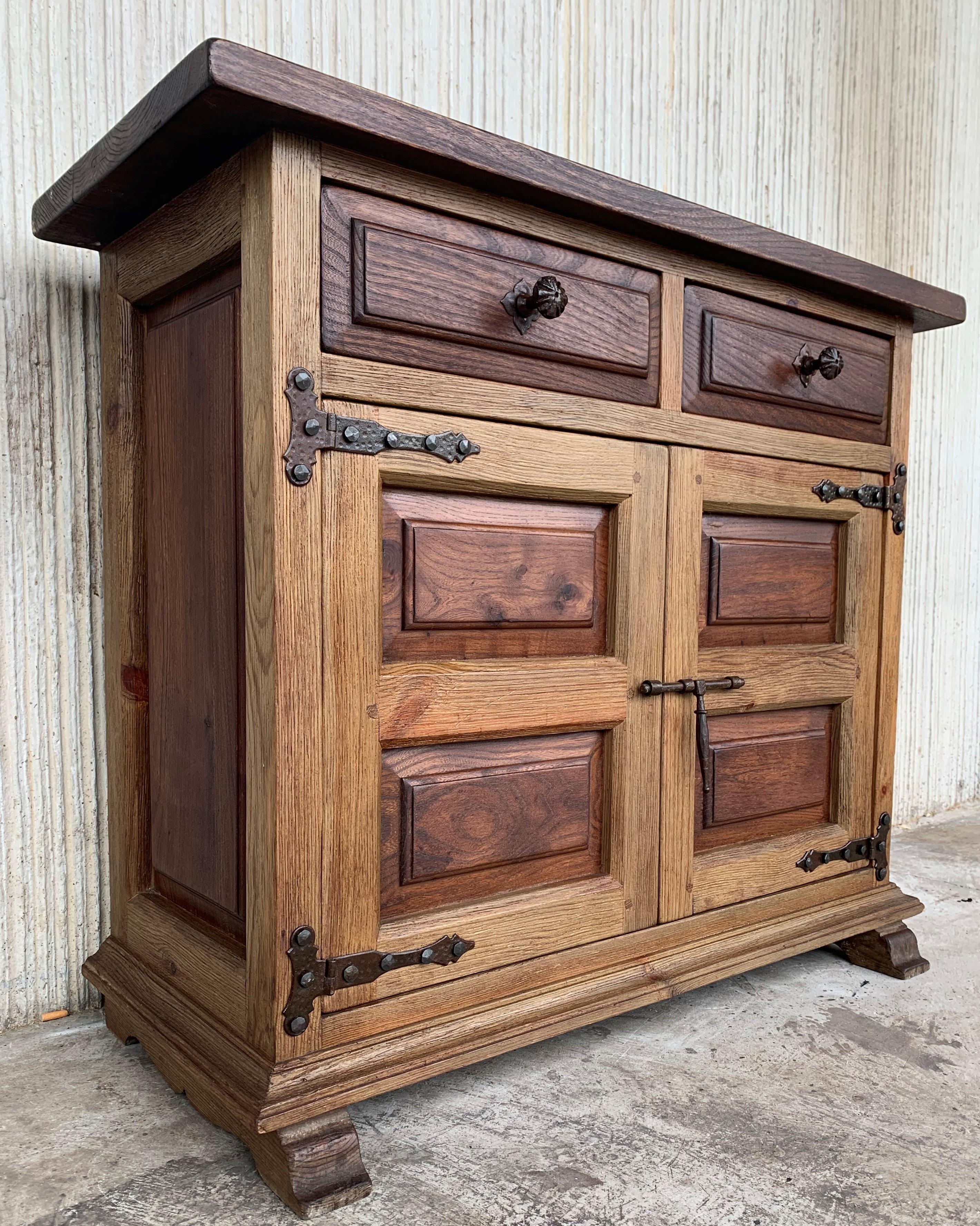 19th Century Catalan Carved Oak Tuscan Two Drawers Credenza or Buffet In Good Condition For Sale In Miami, FL