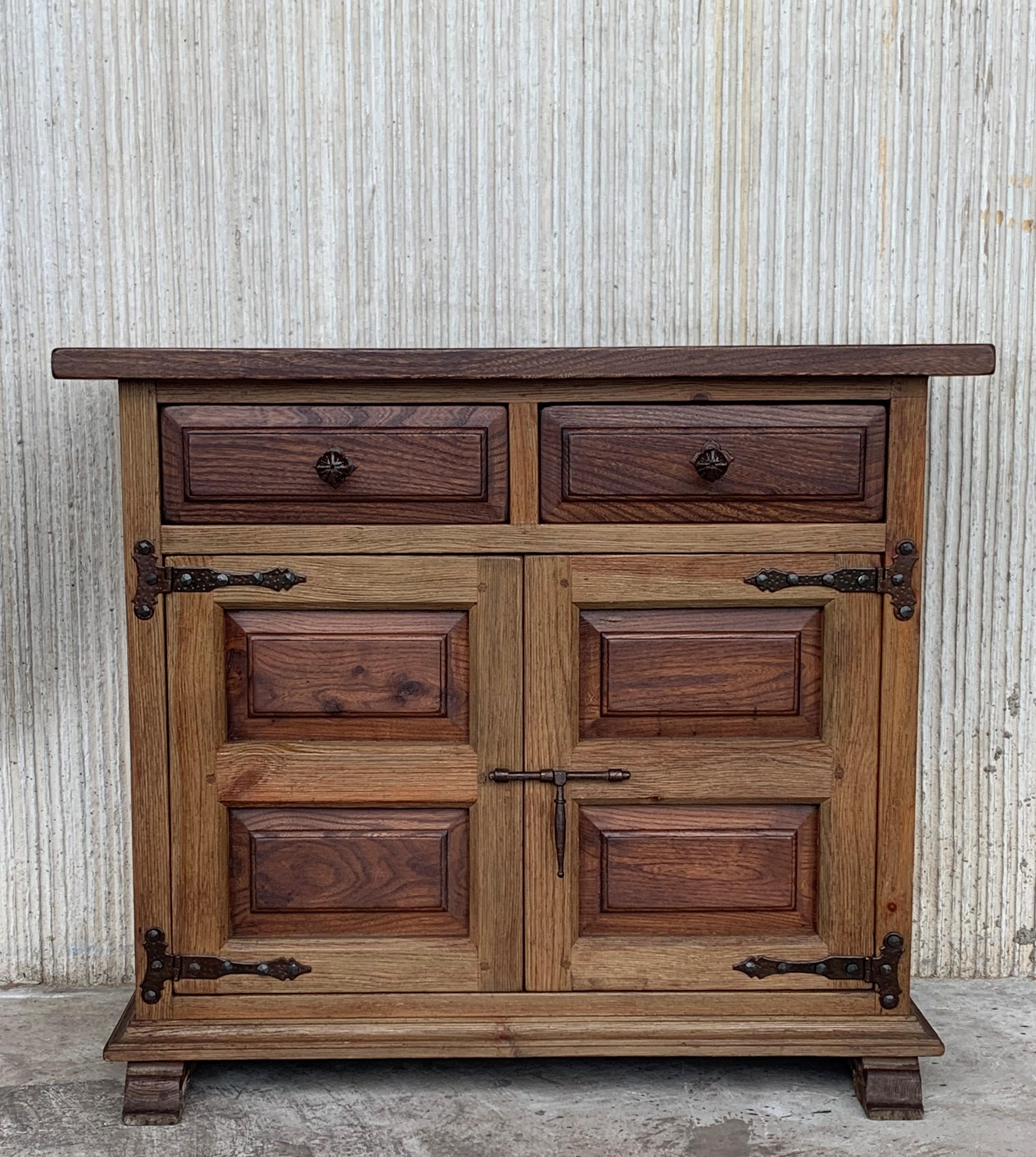 Fine XIX secolo Credenza o buffet a due cassetti in rovere toscano intagliato catalano del XIX secolo in vendita