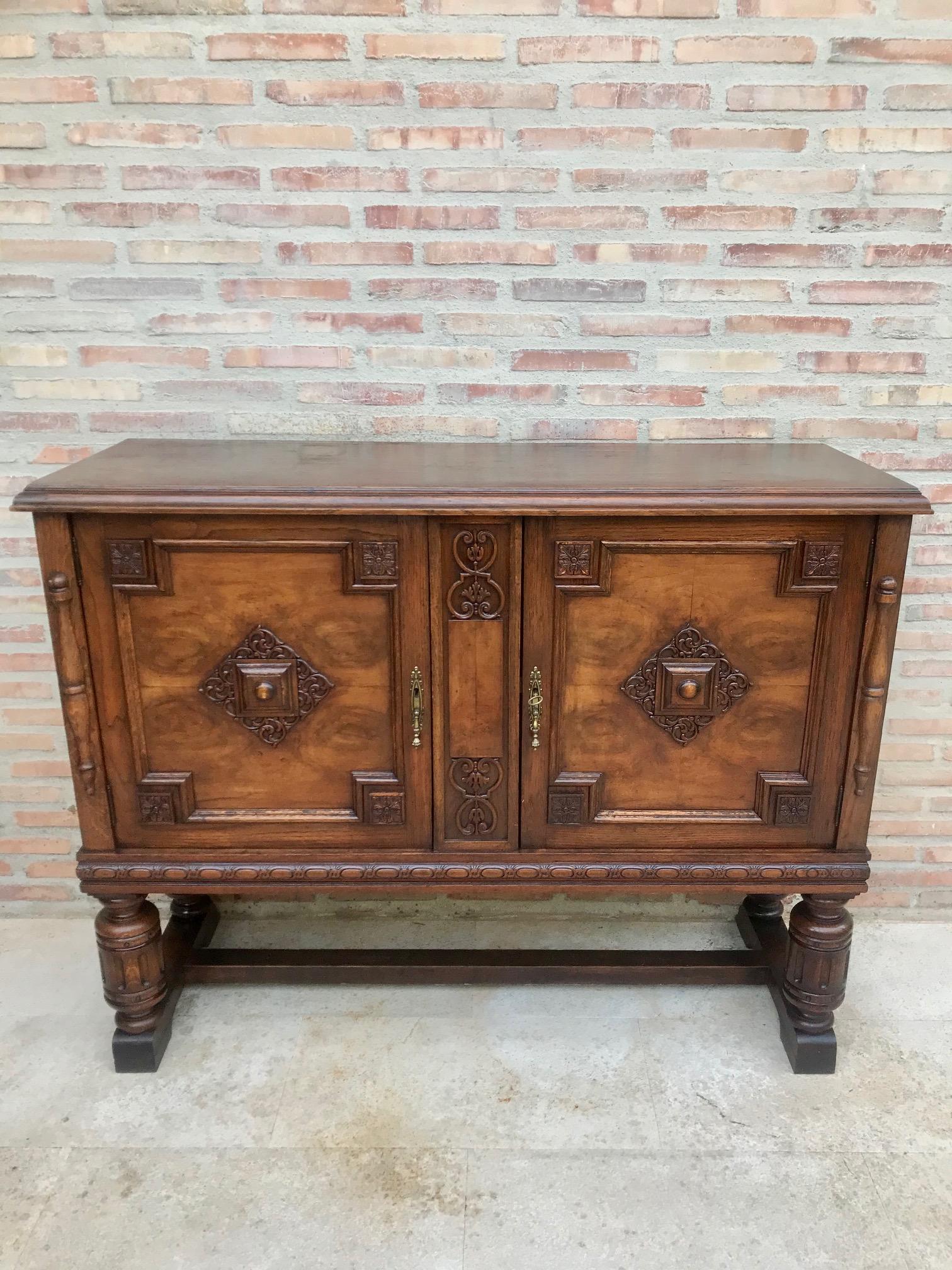 19th Century Catalan Spanish Buffet with Two Doors and Mirror Crest In Good Condition For Sale In Miami, FL