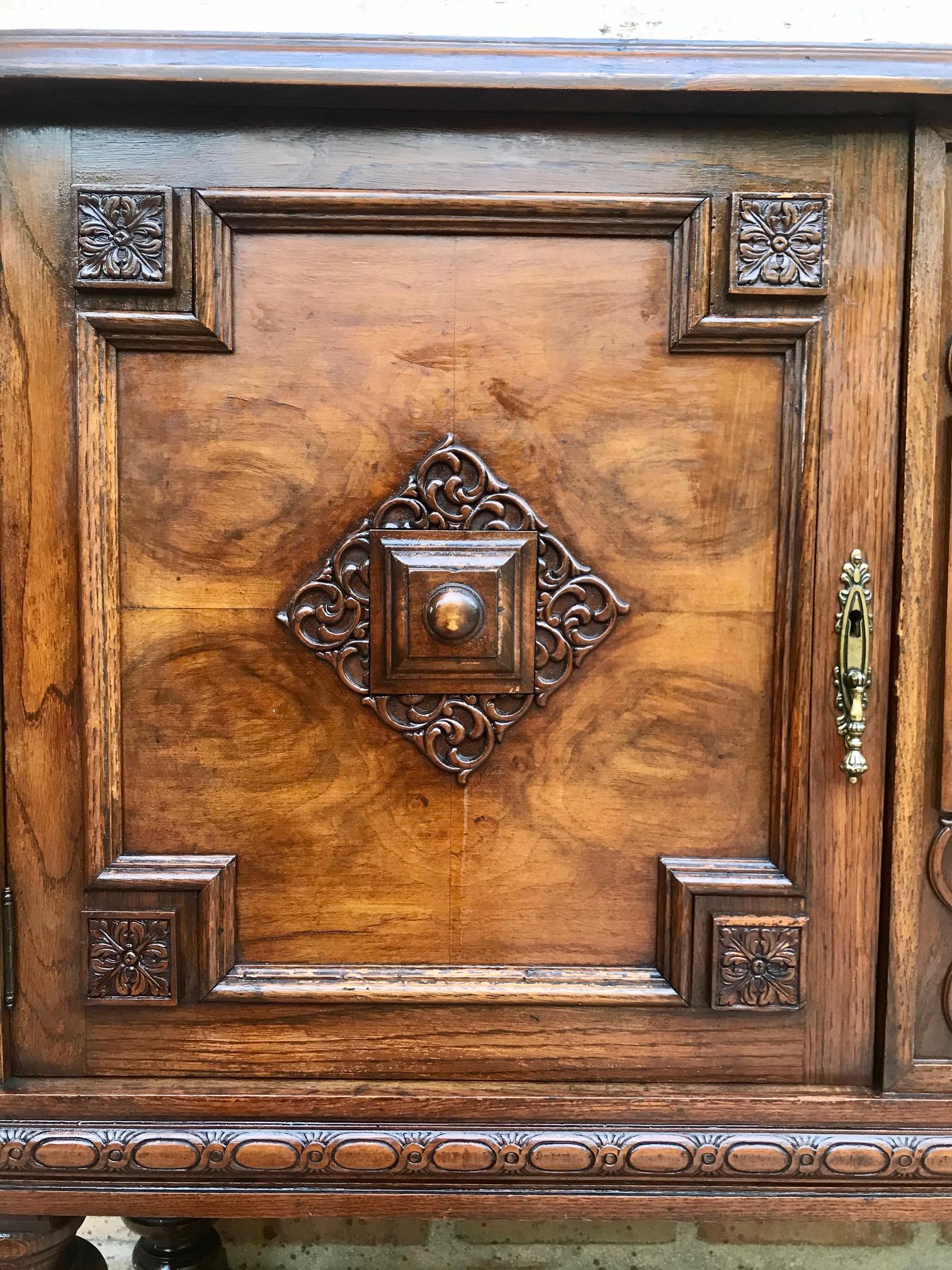 Spagnolo Buffet catalano spagnolo del XIX secolo a due ante in vendita