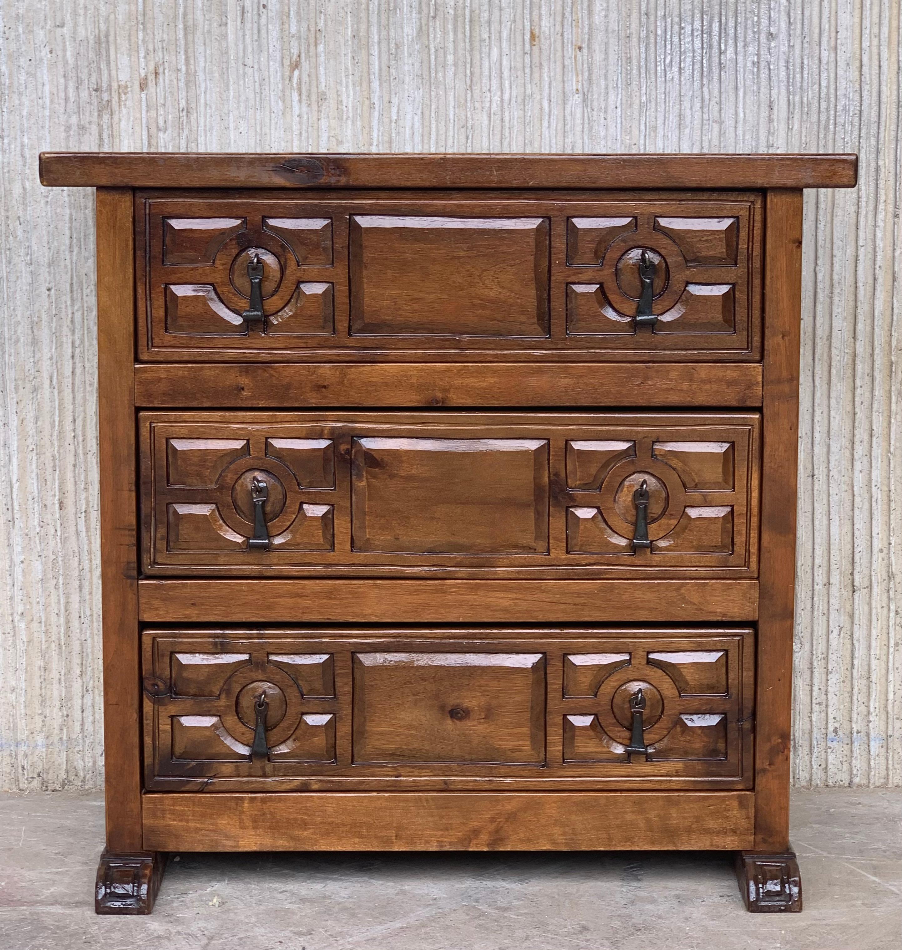 19th century Spanish carved walnut chest of drawers or console with three drawers and original iron hardware.
You can use like a commode, chest of drawers or nightstand.
This elegant antique walnut console was crafted in Spain, circa 1900. The