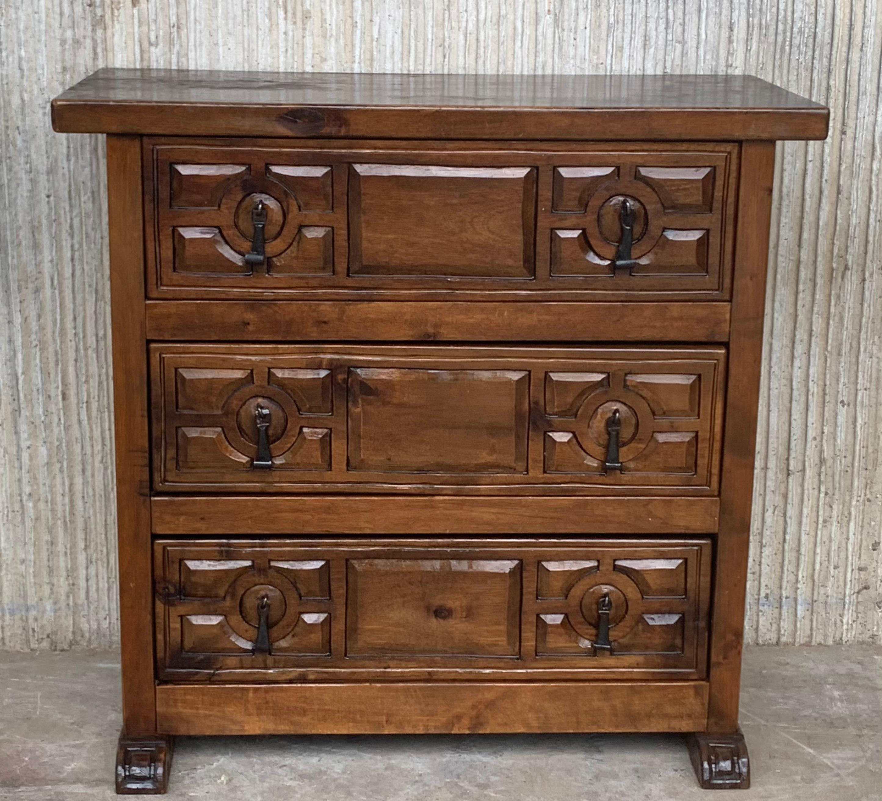 19th Century Catalan Spanish Carved Walnut Console or Night Table, Three Drawers In Good Condition In Miami, FL