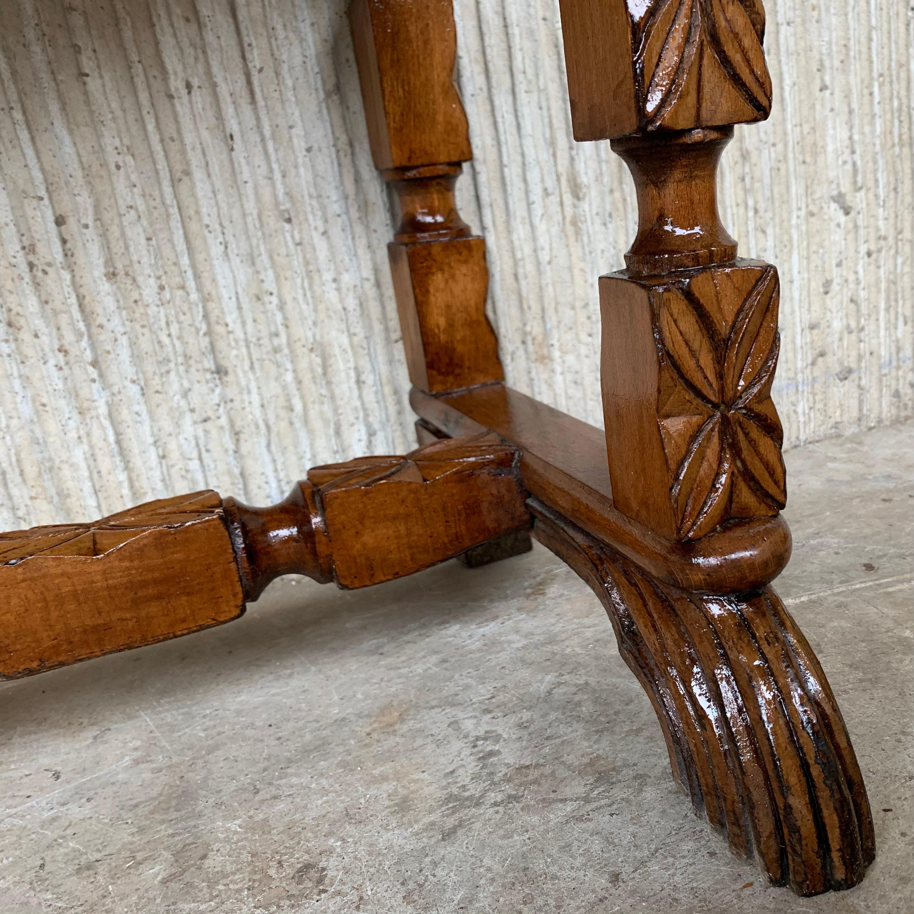Console espagnole du 19ème siècle en noyer sculpté, table de canapé à quatre tiroirs en vente 5