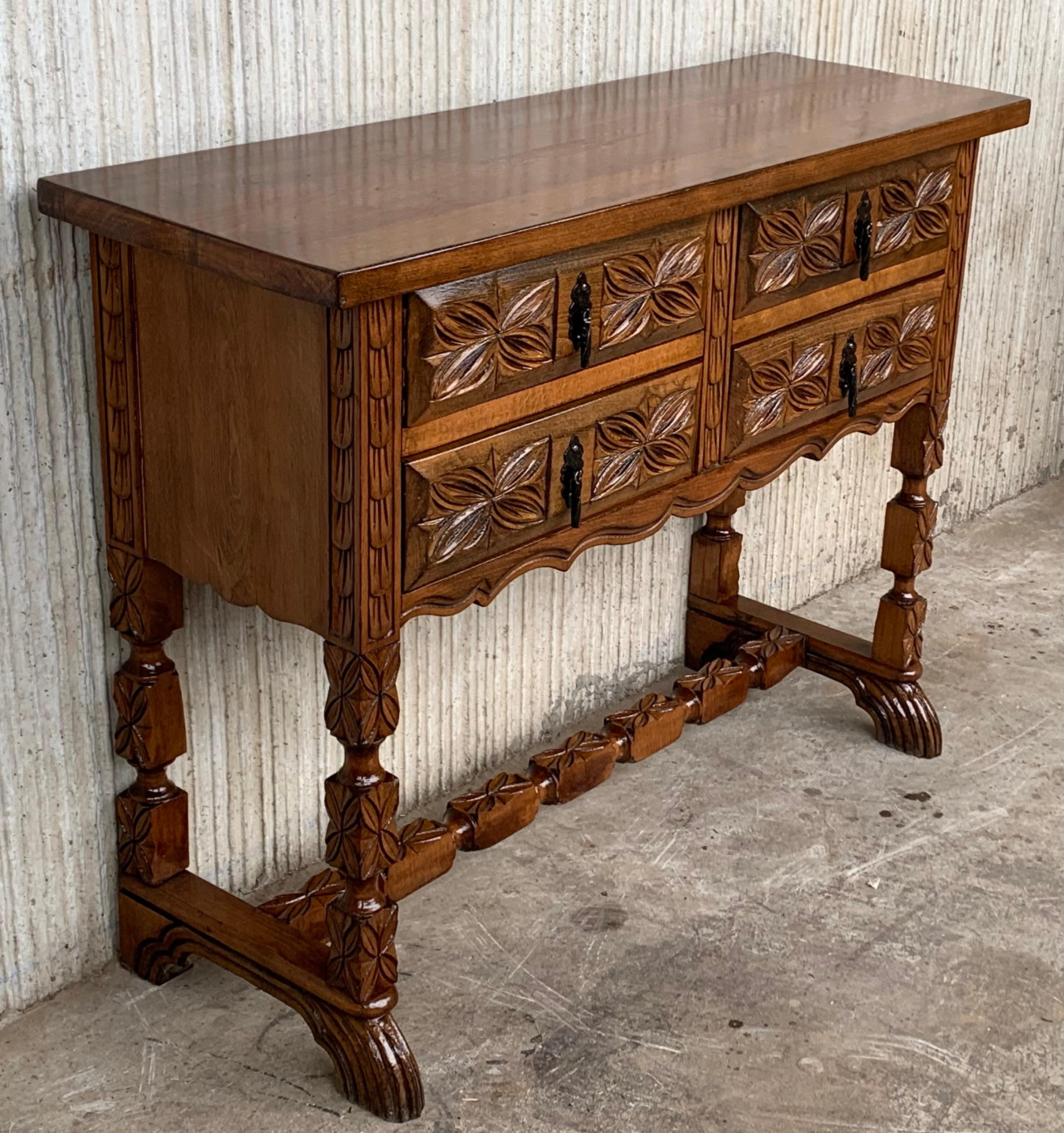 Sculpté à la main Console espagnole du 19ème siècle en noyer sculpté, table de canapé à quatre tiroirs en vente