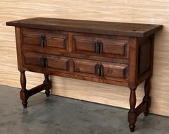 Tavolo da divano in noce intagliato catalano del XIX secolo, con quattro cassetti