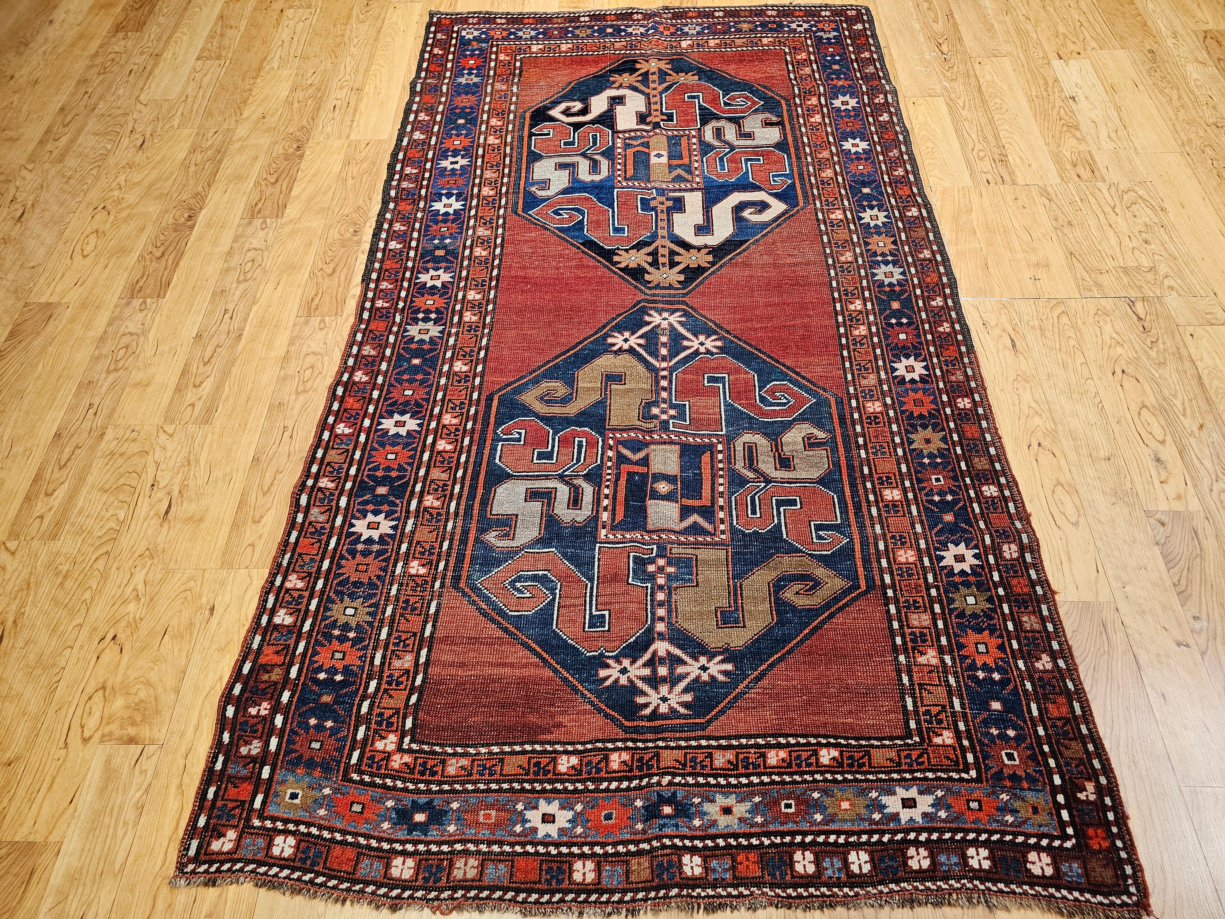Ce magnifique tapis Kazak à bandes noires date de la fin des années 1800 et provient du village de Chondoresh, dans la région de Karabagh, dans les montagnes du Caucase. Le Cloudband fait référence aux formes géométriques ondulées du diamant. Il