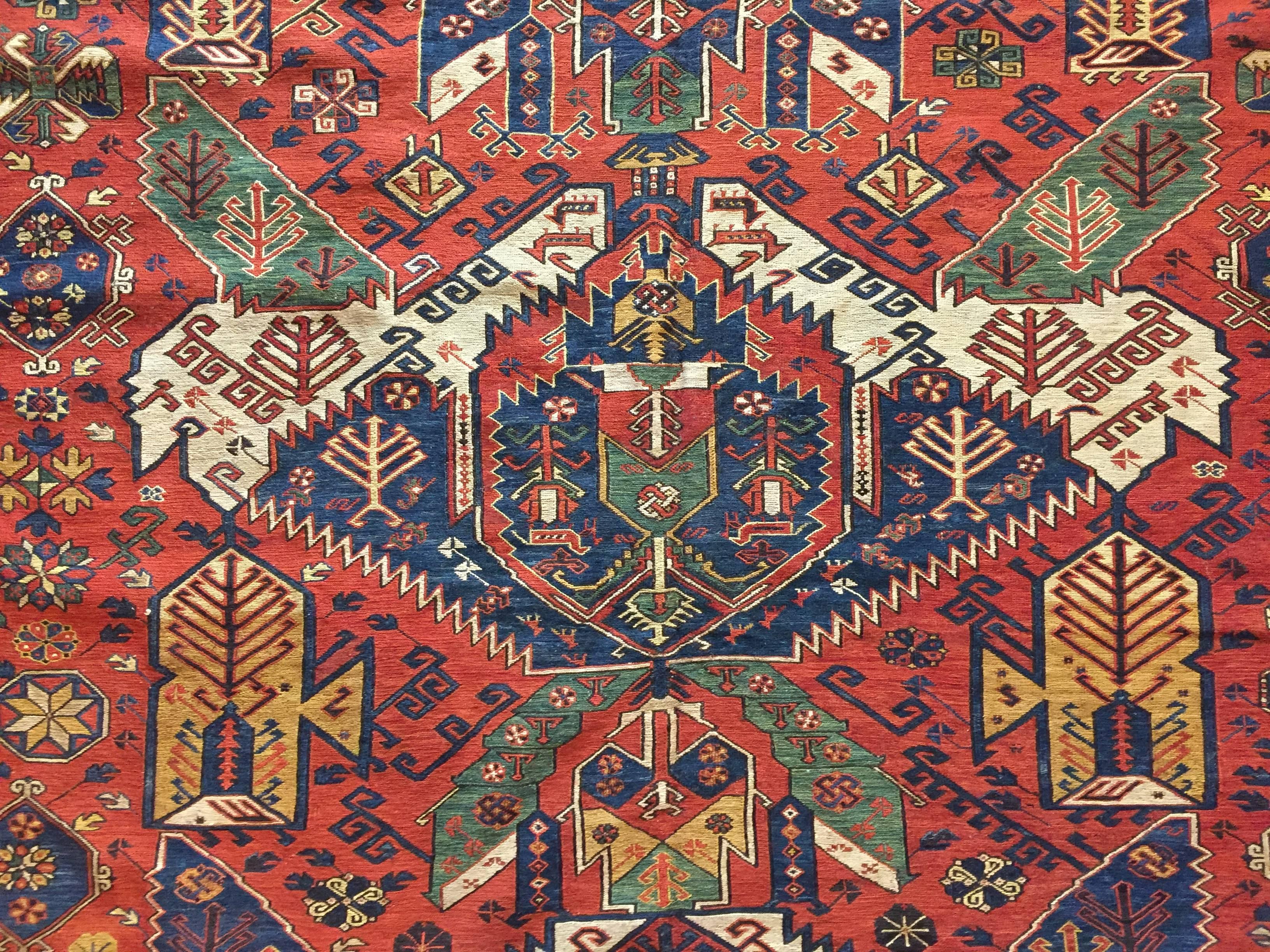 Tapis du Caucase Sumak du 19ème siècle noué à la main en laine rouge vert jaune Bon état - En vente à Firenze, IT