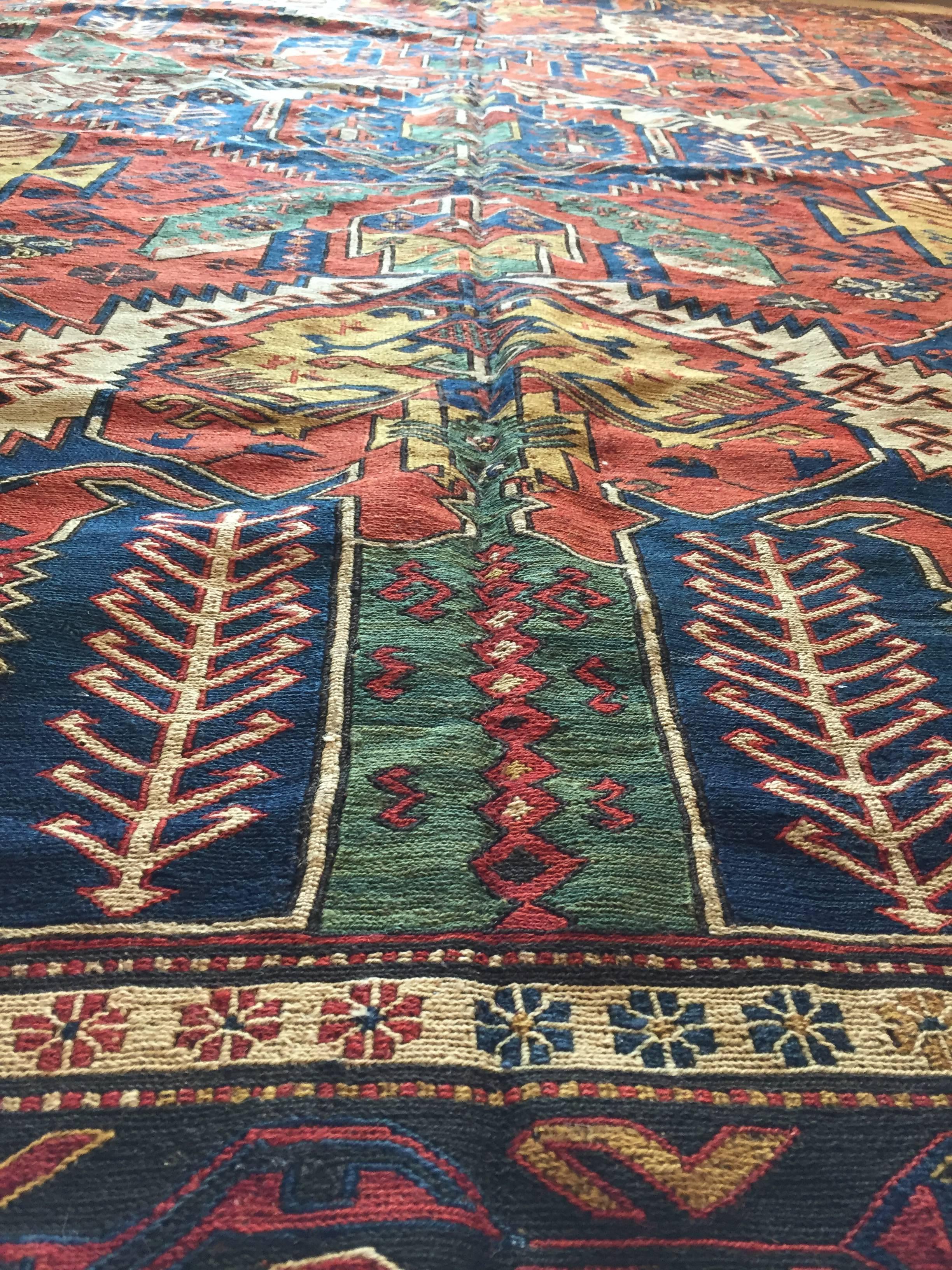 Tapis du Caucase Sumak du 19ème siècle noué à la main en laine rouge vert jaune en vente 2