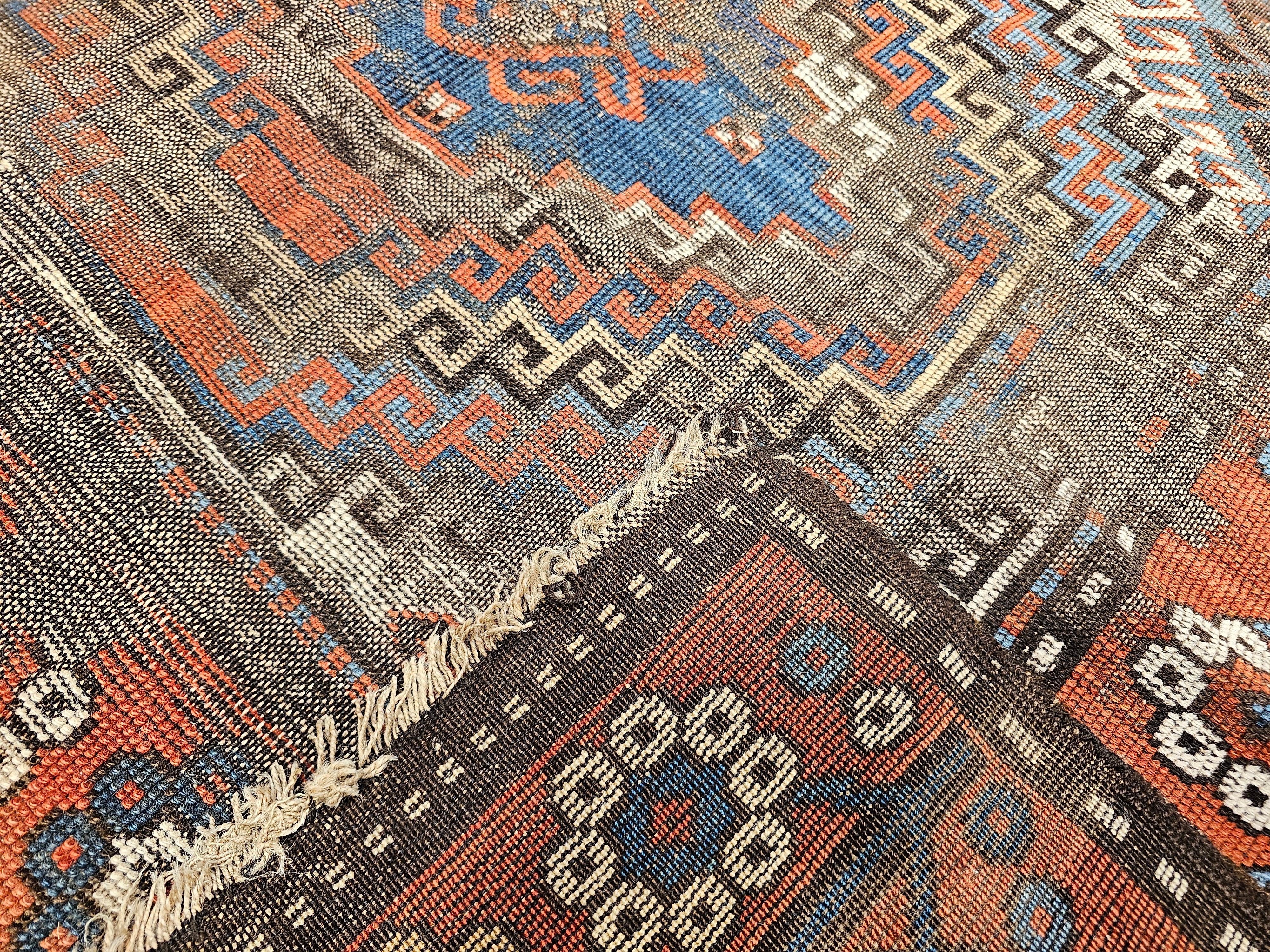 Kaukasischer Karabagh-Teppich des 19. Jahrhunderts in Elfenbein, Terrakotta, Blau, Marine im Angebot 5