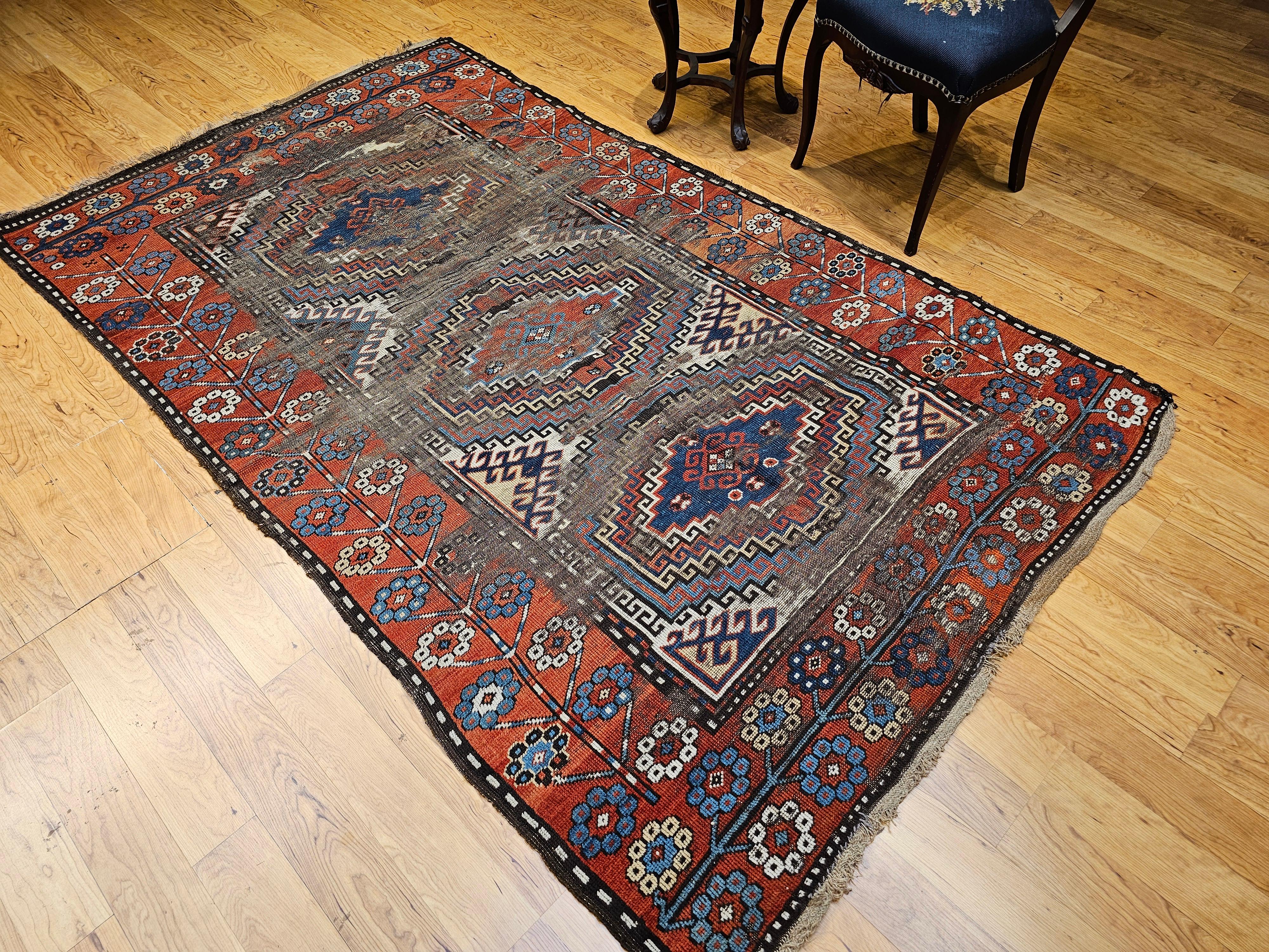 Kaukasischer Karabagh-Teppich des 19. Jahrhunderts in Elfenbein, Terrakotta, Blau, Marine im Angebot 6