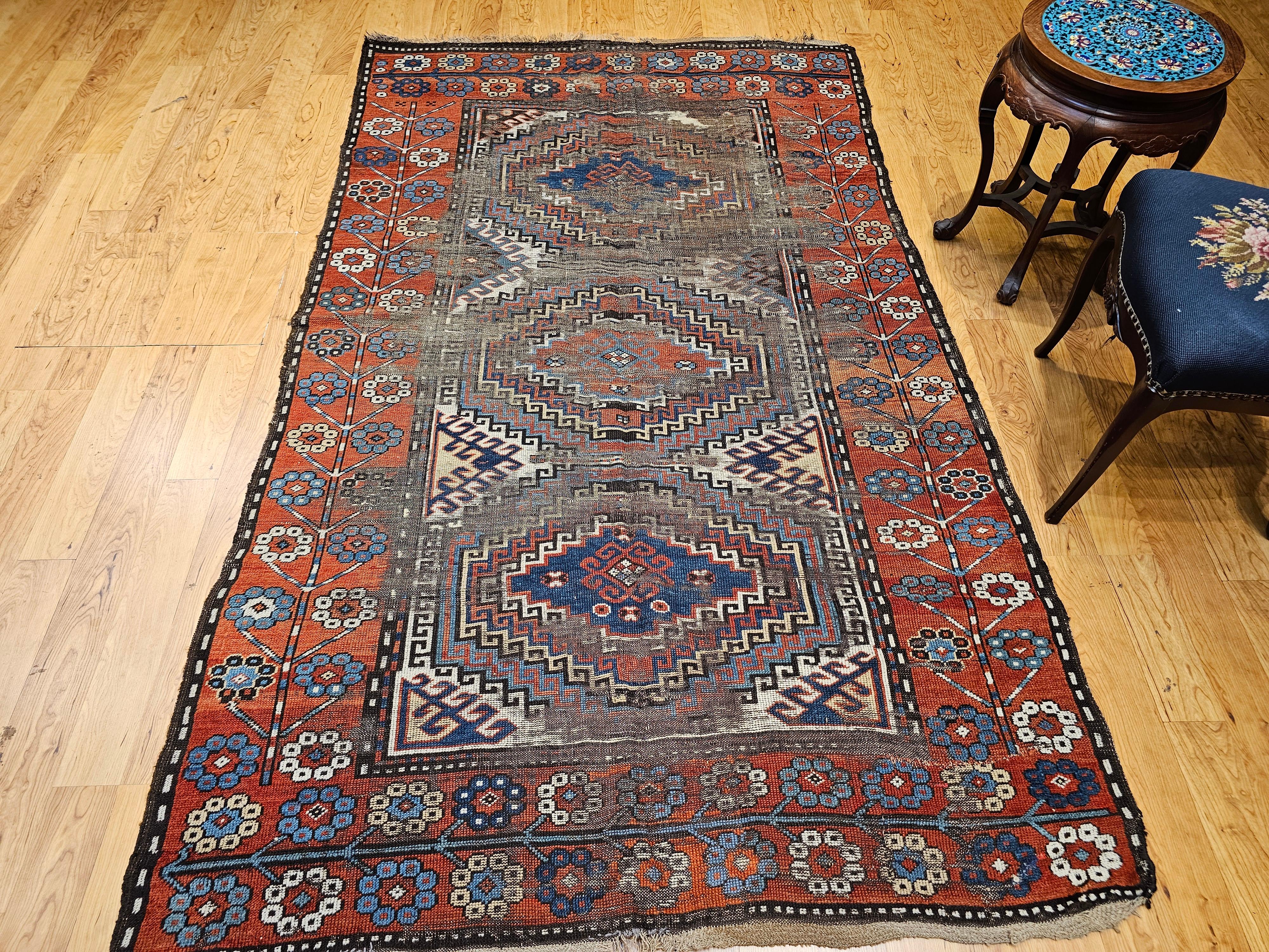 Kaukasischer Karabagh-Teppich des 19. Jahrhunderts in Elfenbein, Terrakotta, Blau, Marine im Angebot 7