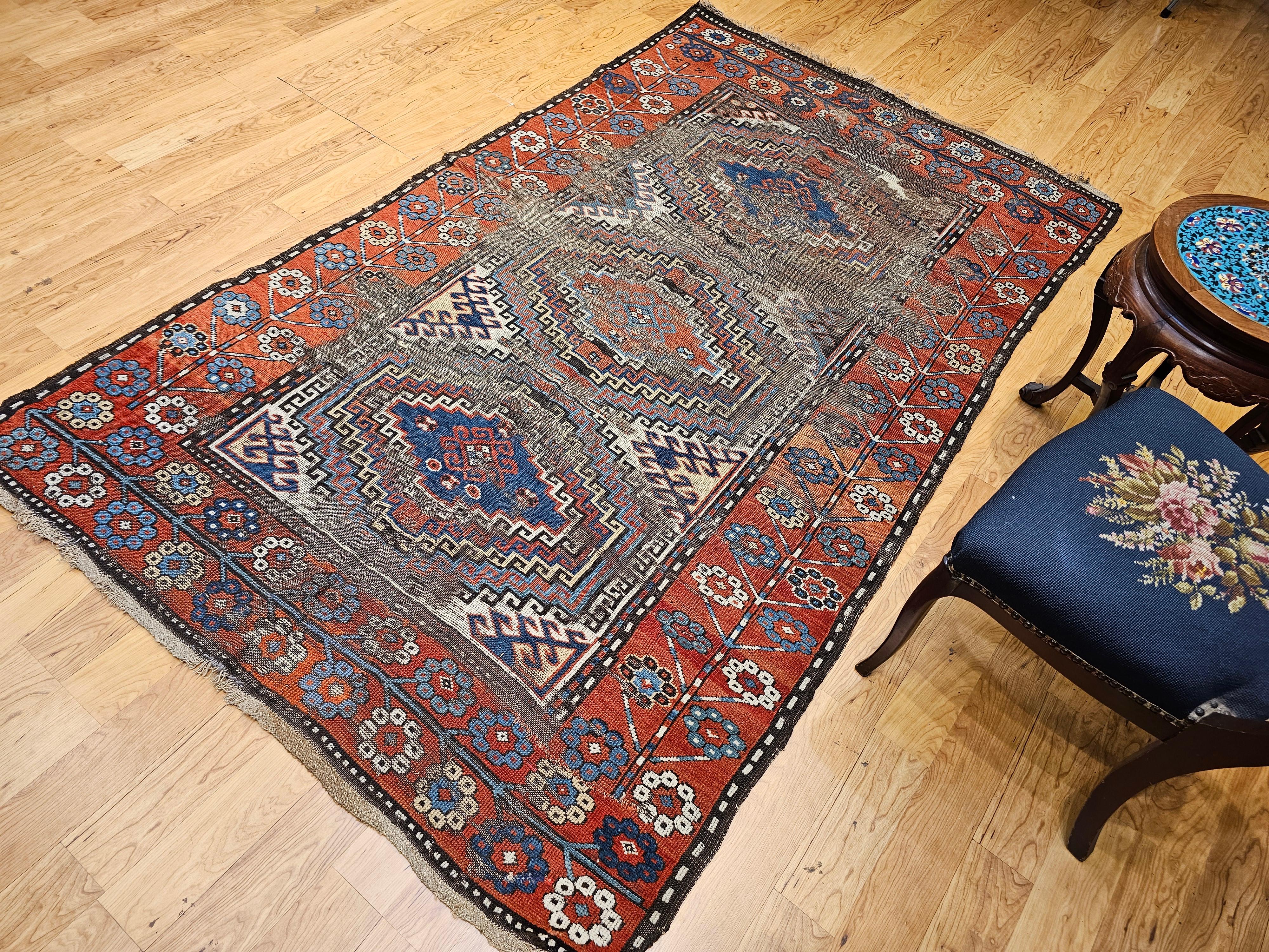 Kaukasischer Karabagh-Teppich des 19. Jahrhunderts in Elfenbein, Terrakotta, Blau, Marine im Angebot 8