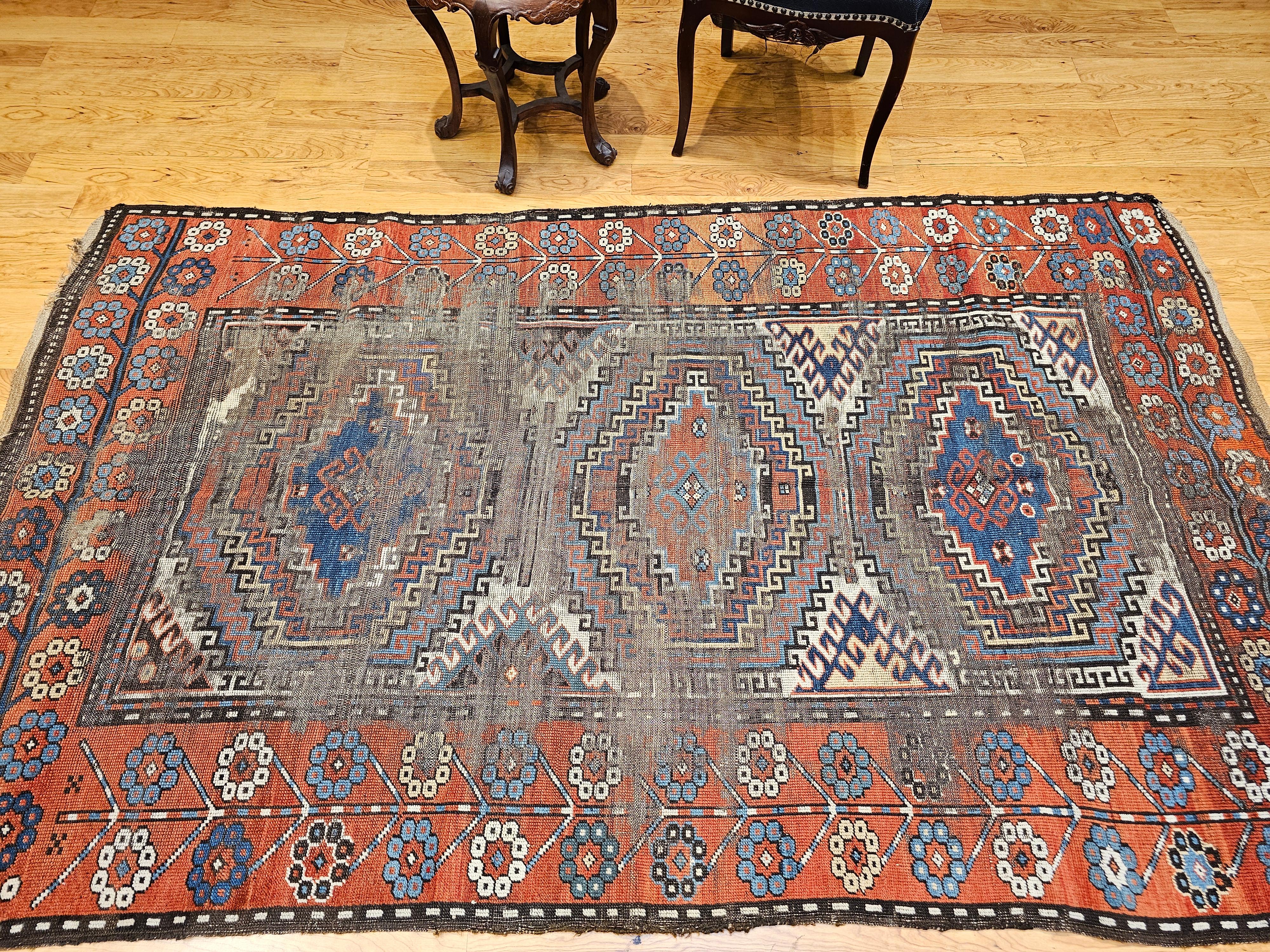 Kaukasischer Karabagh-Teppich des 19. Jahrhunderts in Elfenbein, Terrakotta, Blau, Marine im Angebot 9