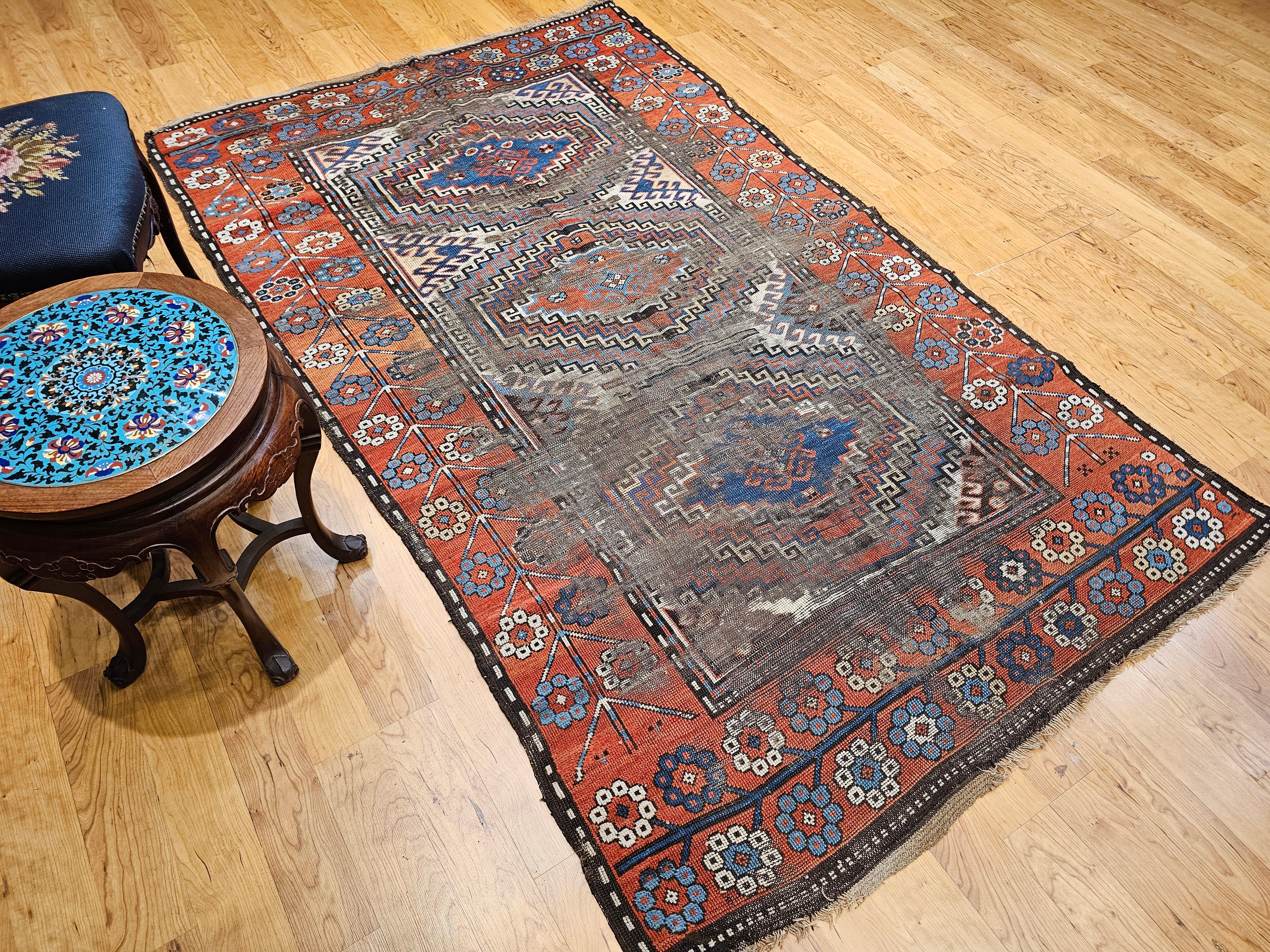 Kaukasischer Karabagh-Teppich des 19. Jahrhunderts in Elfenbein, Terrakotta, Blau, Marine im Angebot 10