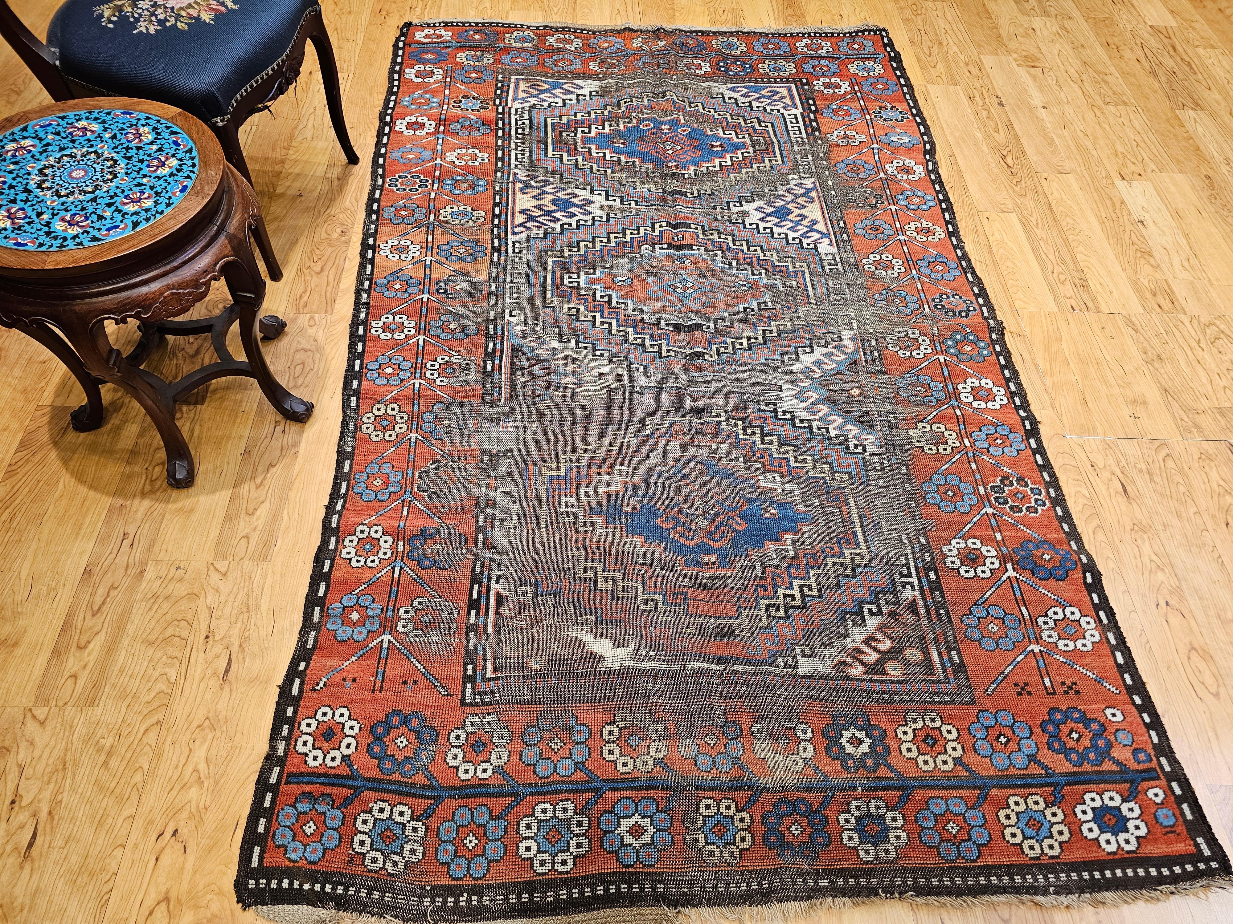 Kaukasischer Karabagh-Teppich des 19. Jahrhunderts in Elfenbein, Terrakotta, Blau, Marine im Angebot 11