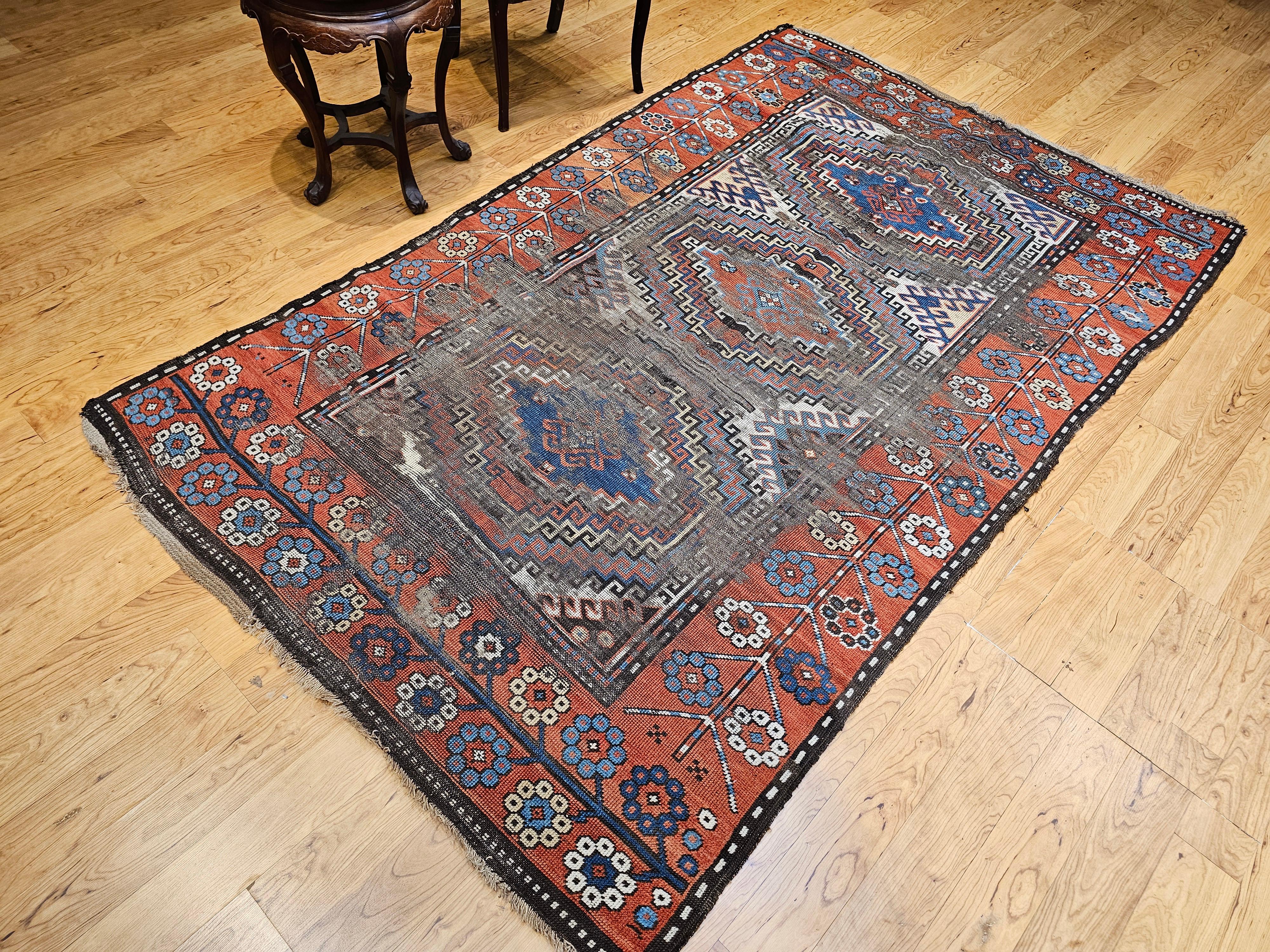 Kaukasischer Karabagh-Teppich des 19. Jahrhunderts in Elfenbein, Terrakotta, Blau, Marine im Angebot 12