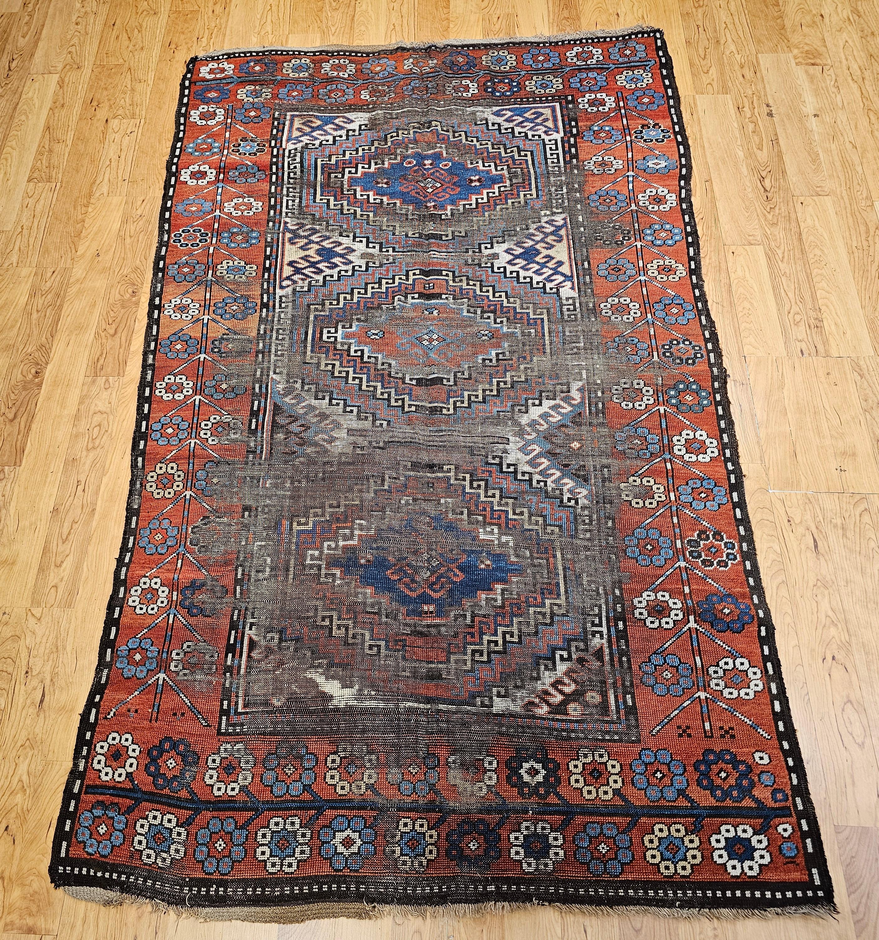 Dieser authentische Karabagh-Teppich aus dem 19. Jahrhundert stammt aus der historischen kaukasischen Weberei in Armenien. Dieser antike Teppich mit seinem auffälligen großformatigen geometrischen Muster auf einem edlen elfenbeinfarbenen Feld ist
