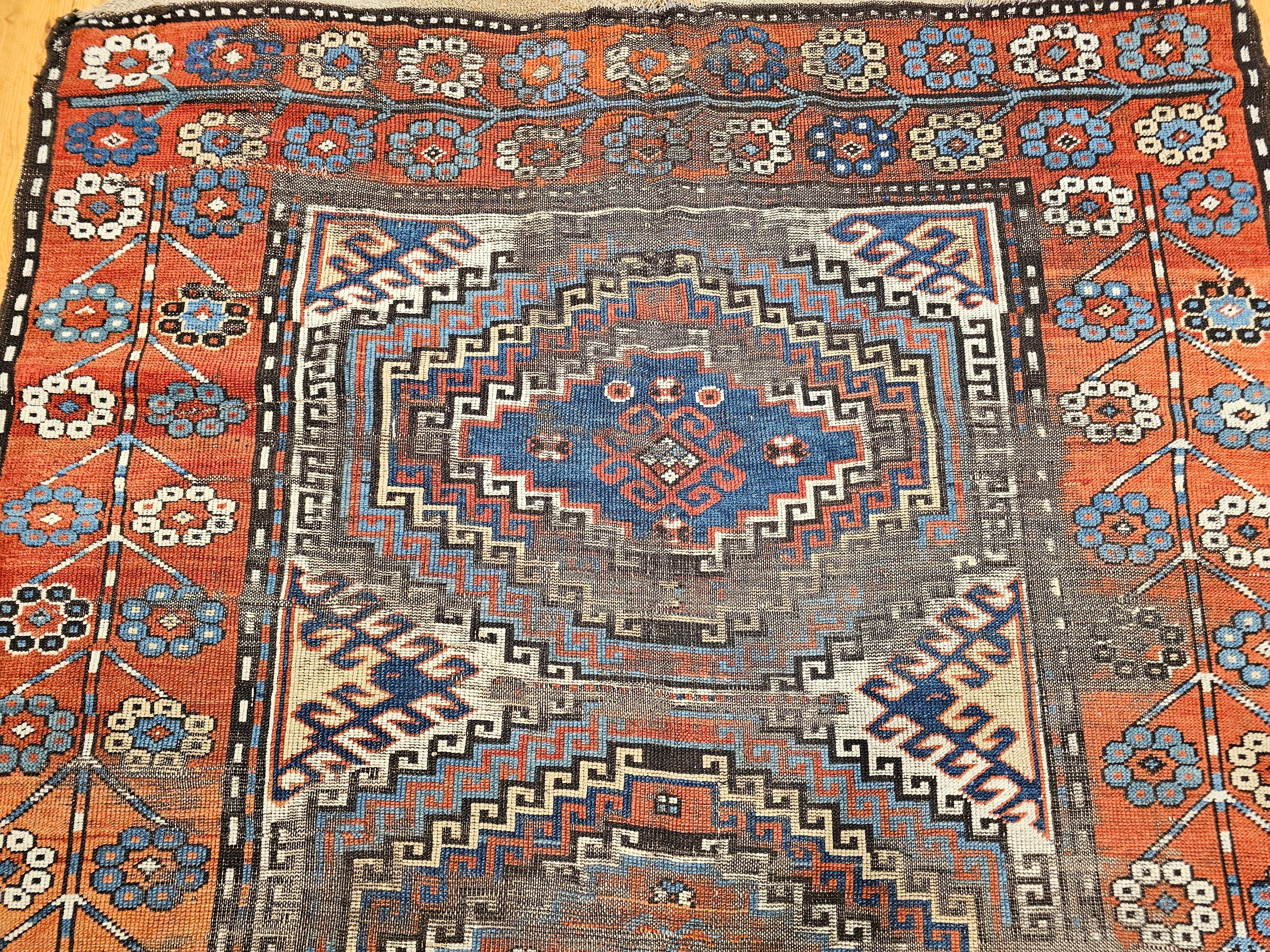 Kaukasischer Karabagh-Teppich des 19. Jahrhunderts in Elfenbein, Terrakotta, Blau, Marine (Pflanzlich gefärbt) im Angebot