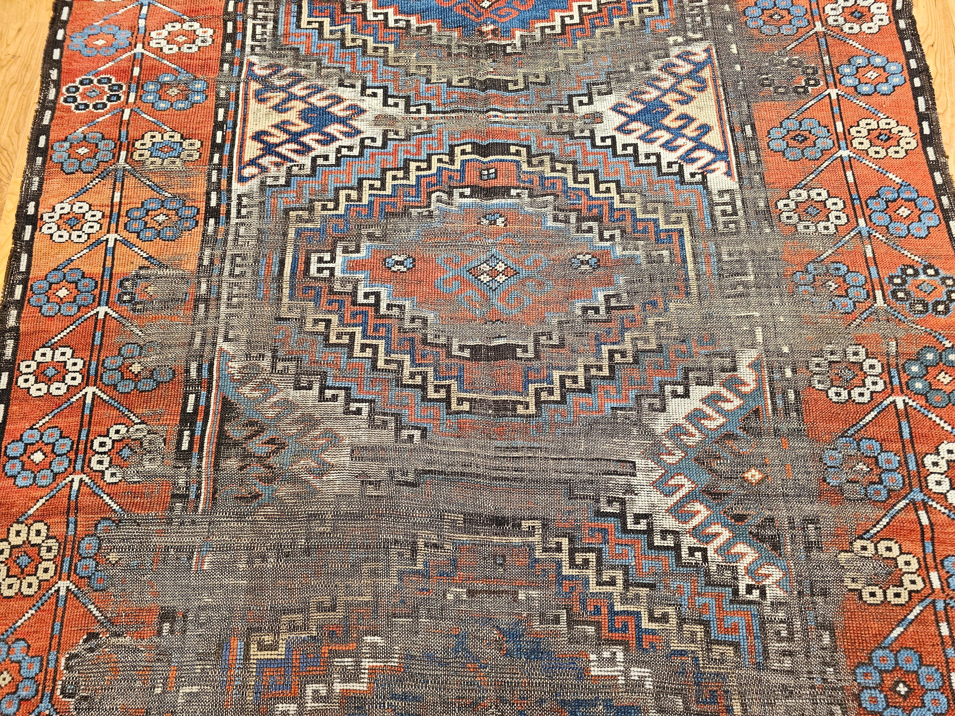 Kaukasischer Karabagh-Teppich des 19. Jahrhunderts in Elfenbein, Terrakotta, Blau, Marine im Zustand „Gut“ im Angebot in Barrington, IL