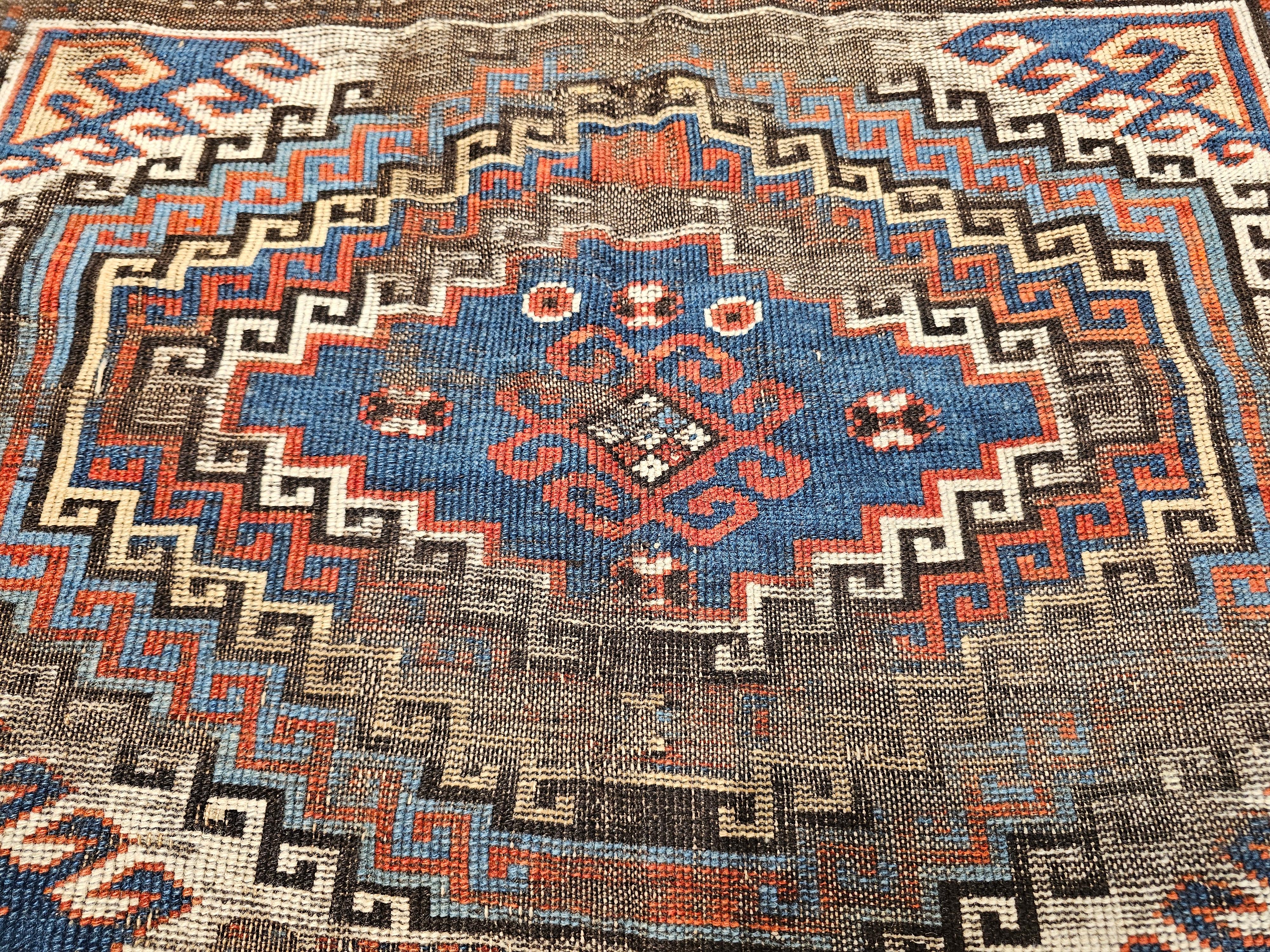 Kaukasischer Karabagh-Teppich des 19. Jahrhunderts in Elfenbein, Terrakotta, Blau, Marine im Angebot 1