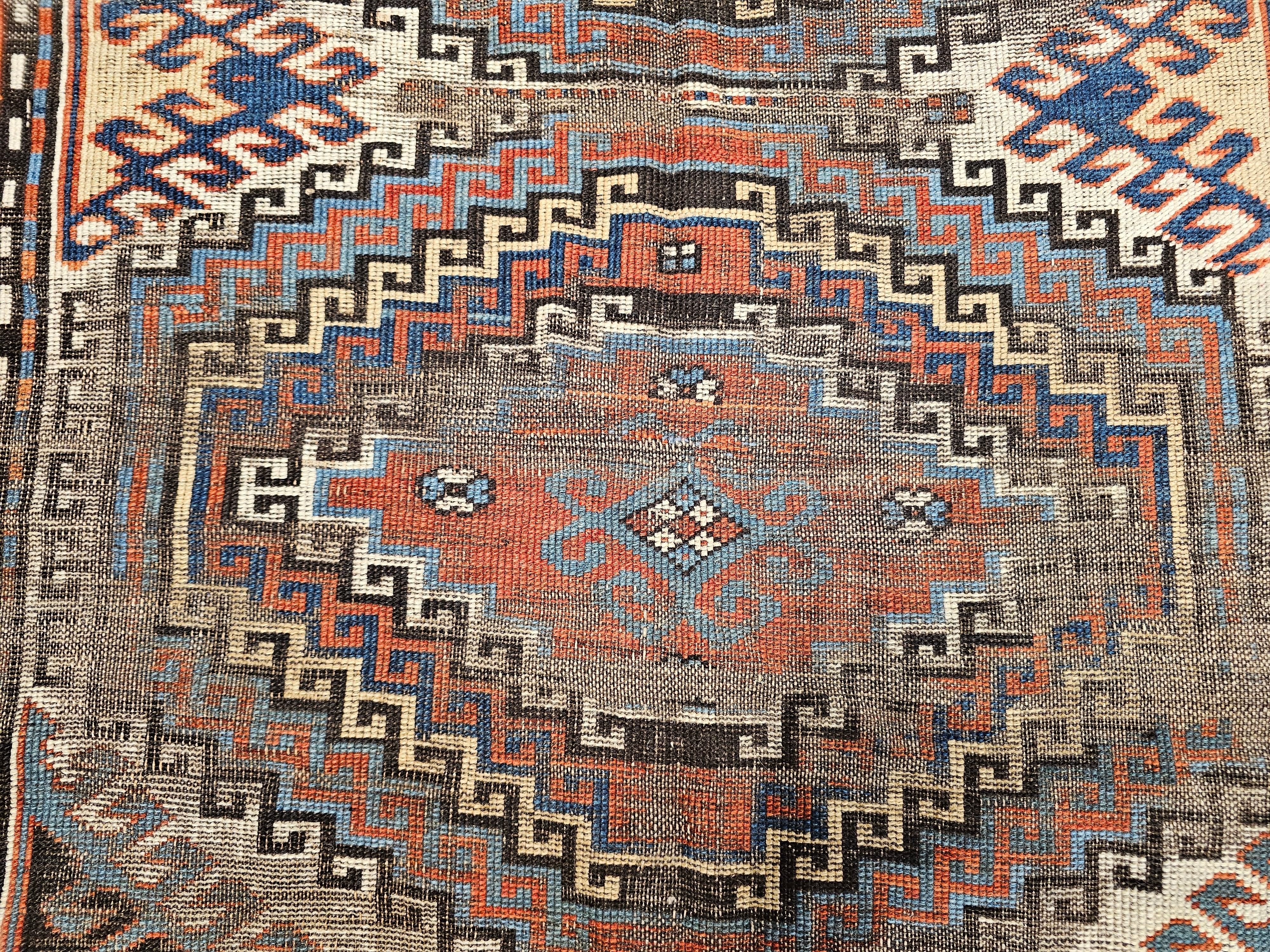 Kaukasischer Karabagh-Teppich des 19. Jahrhunderts in Elfenbein, Terrakotta, Blau, Marine im Angebot 2