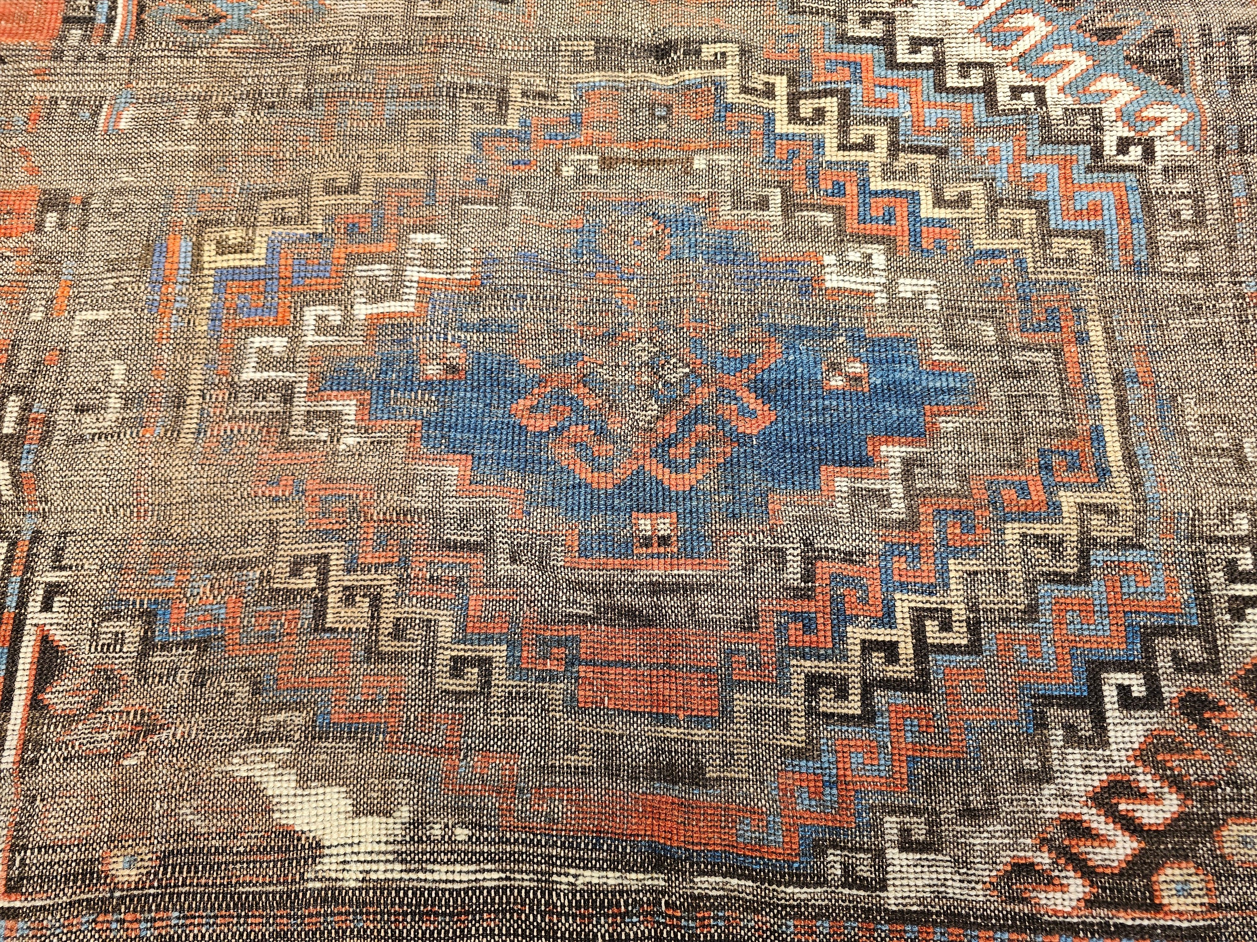 Kaukasischer Karabagh-Teppich des 19. Jahrhunderts in Elfenbein, Terrakotta, Blau, Marine im Angebot 3