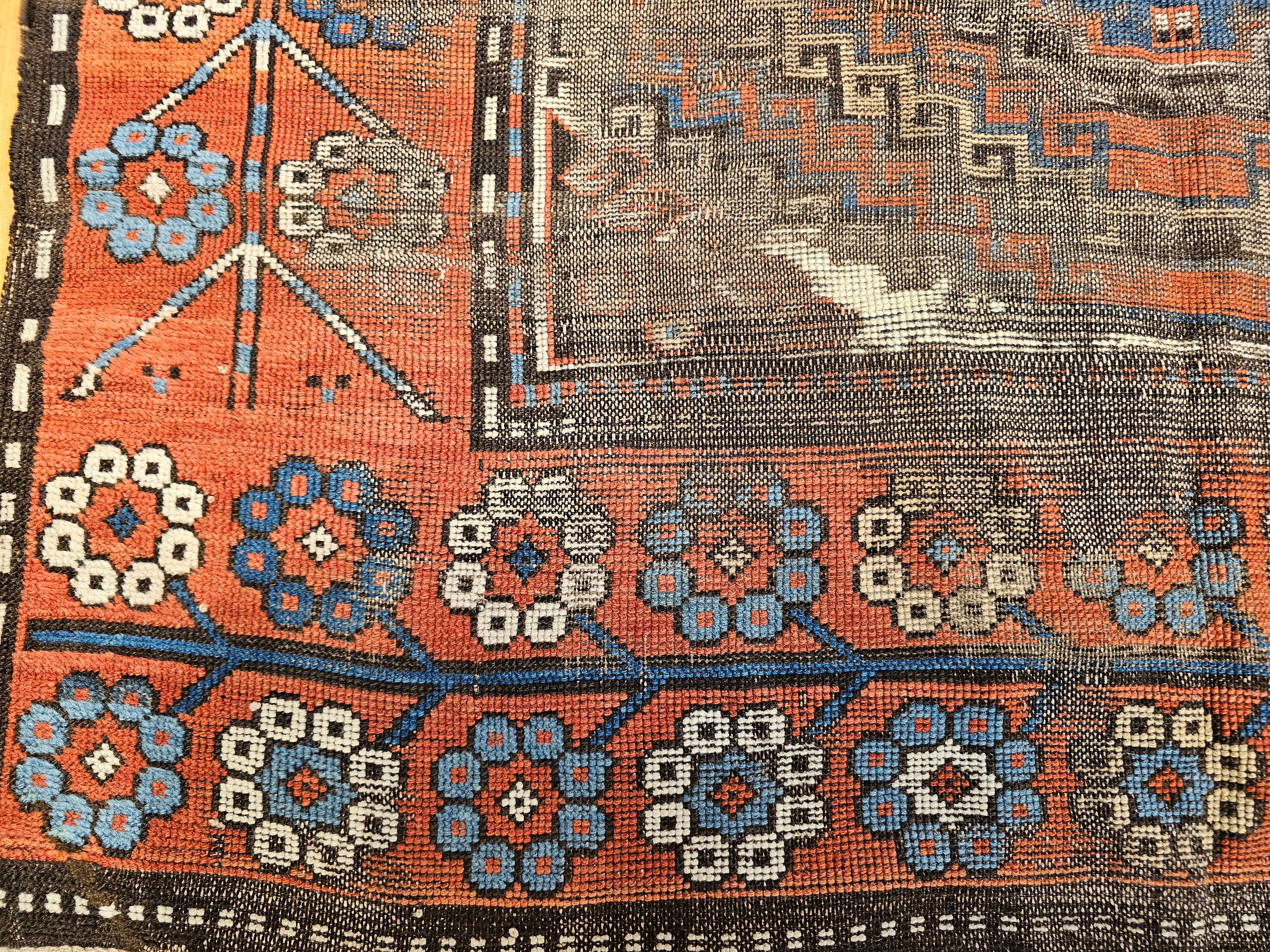 Kaukasischer Karabagh-Teppich des 19. Jahrhunderts in Elfenbein, Terrakotta, Blau, Marine im Angebot 4