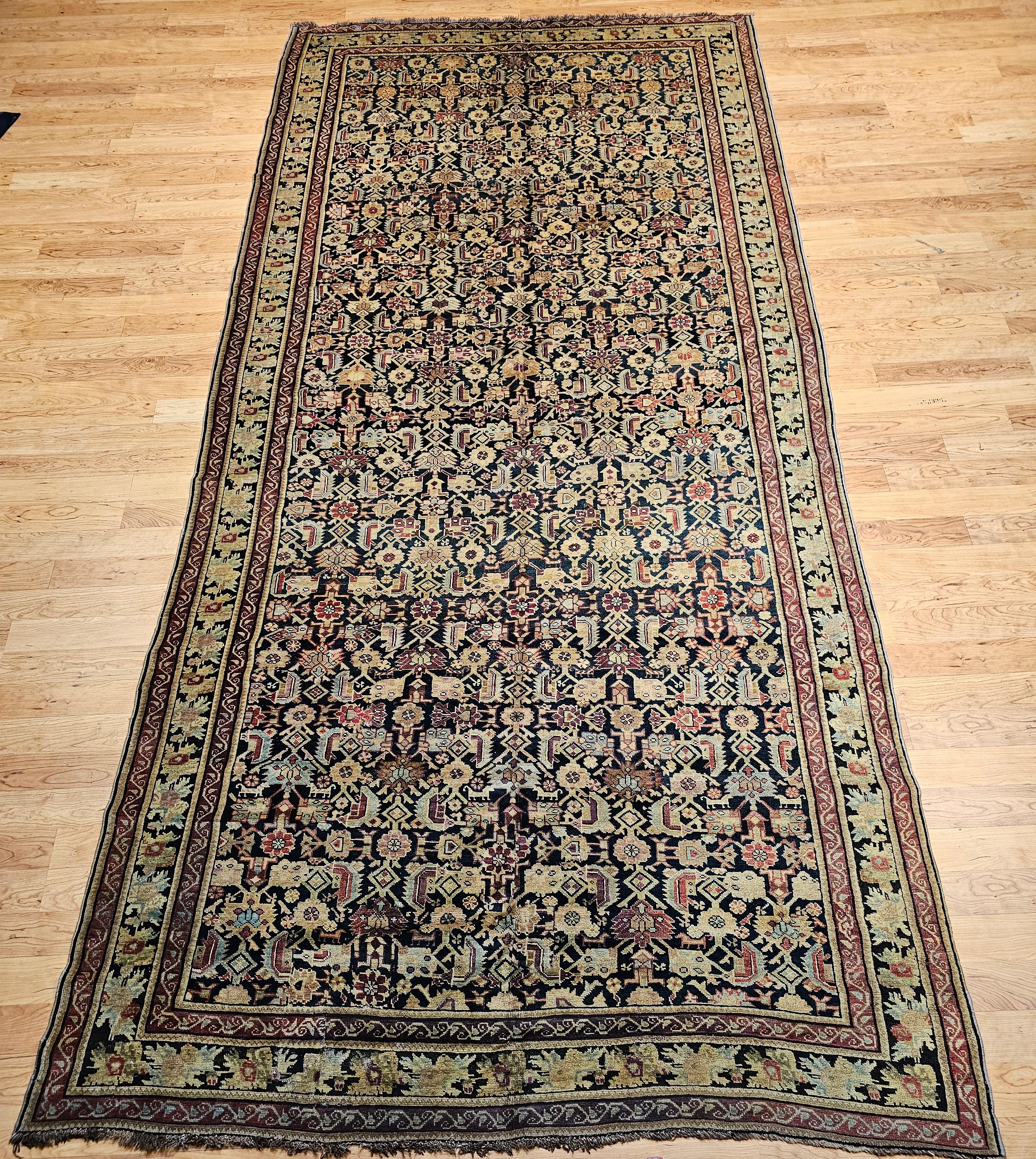  Preciosa y colorida alfombra de galería (pasillo) Karabagh, procedente de la región del Cáucaso, hacia el cuarto cuarto del siglo XIX.  La alfombra Karabagh tiene un diseño geométrico integral en un hermoso campo azul marino/azul francés con