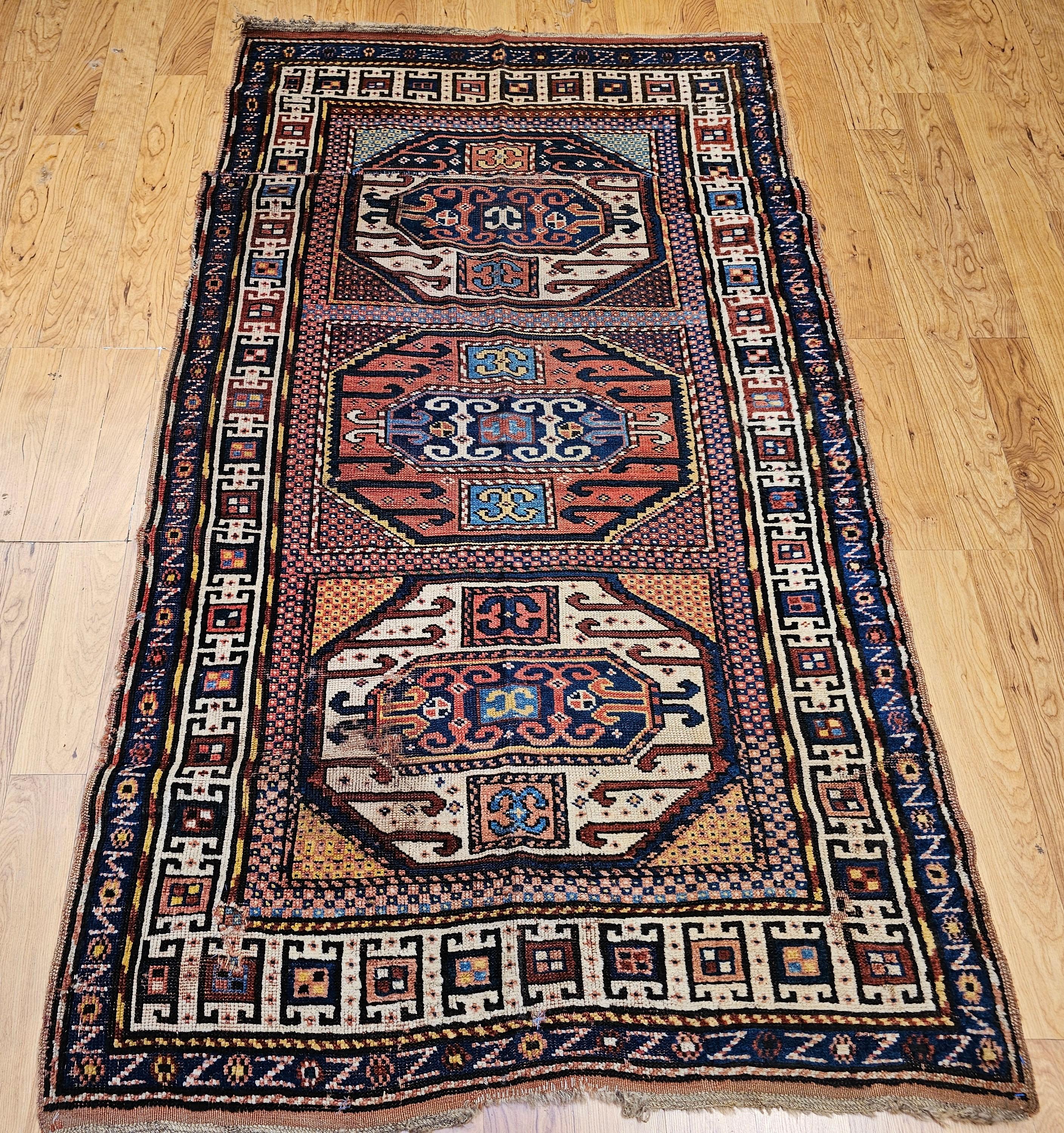 Remarquable tapis Karachov Kazak à trois médaillons du Caucase, tissé dans le quatrième quart des années 1800. L'impact visuel du tapis réside dans sa composition : trois médaillons audacieux, occupant chacun environ un tiers du champ, qui se